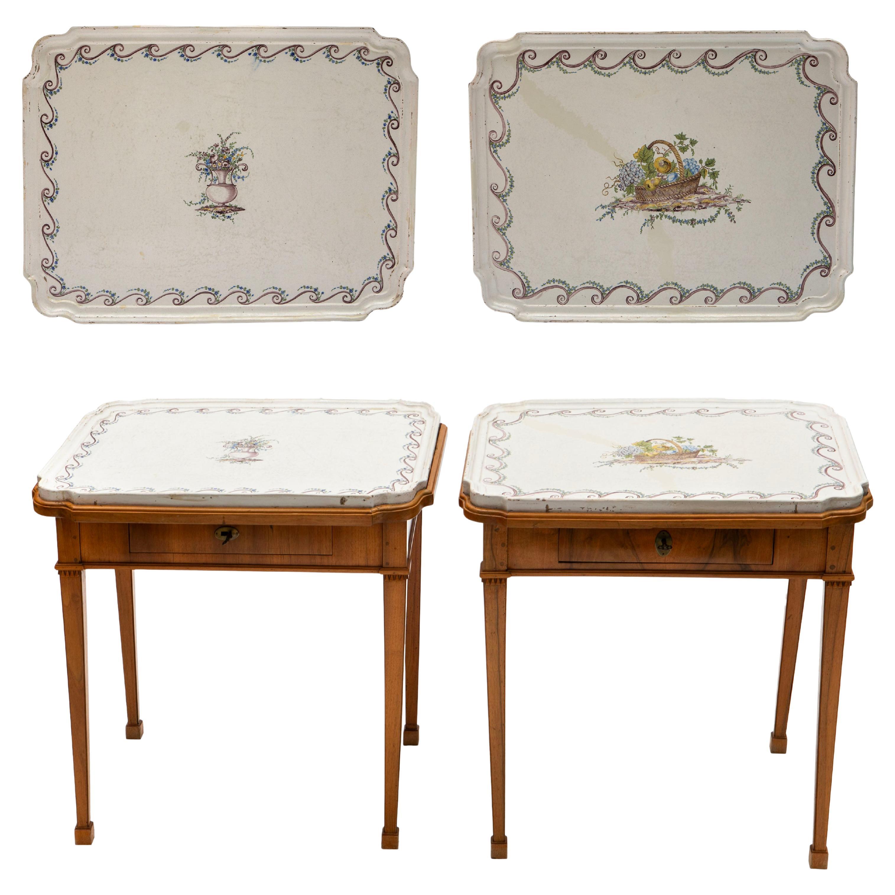 Paire de tables à plateaux Louis XVI en faïence avec décorations florales peintes à la main en vente