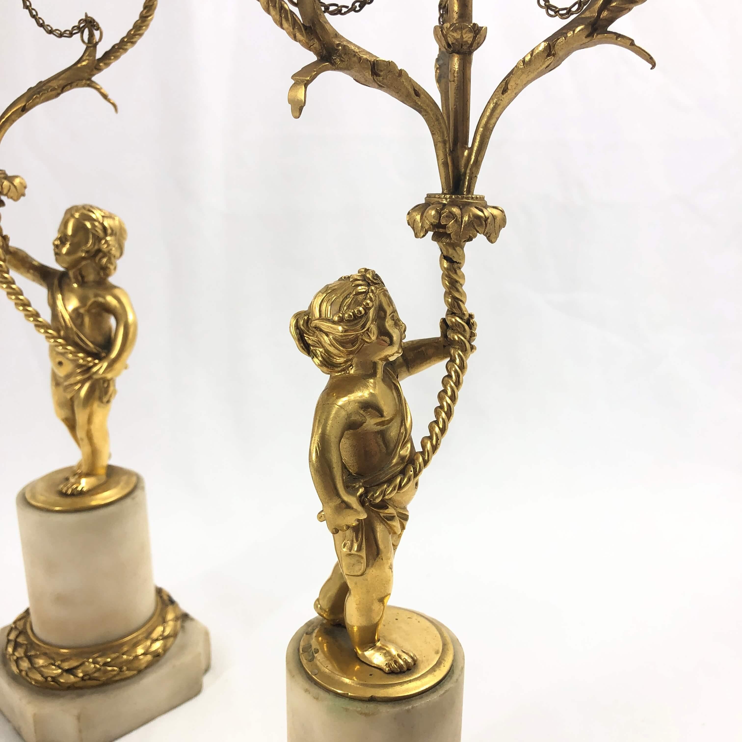 Paire de candélabres figuratifs de style Louis XVI Bon état - En vente à Westwood, NJ