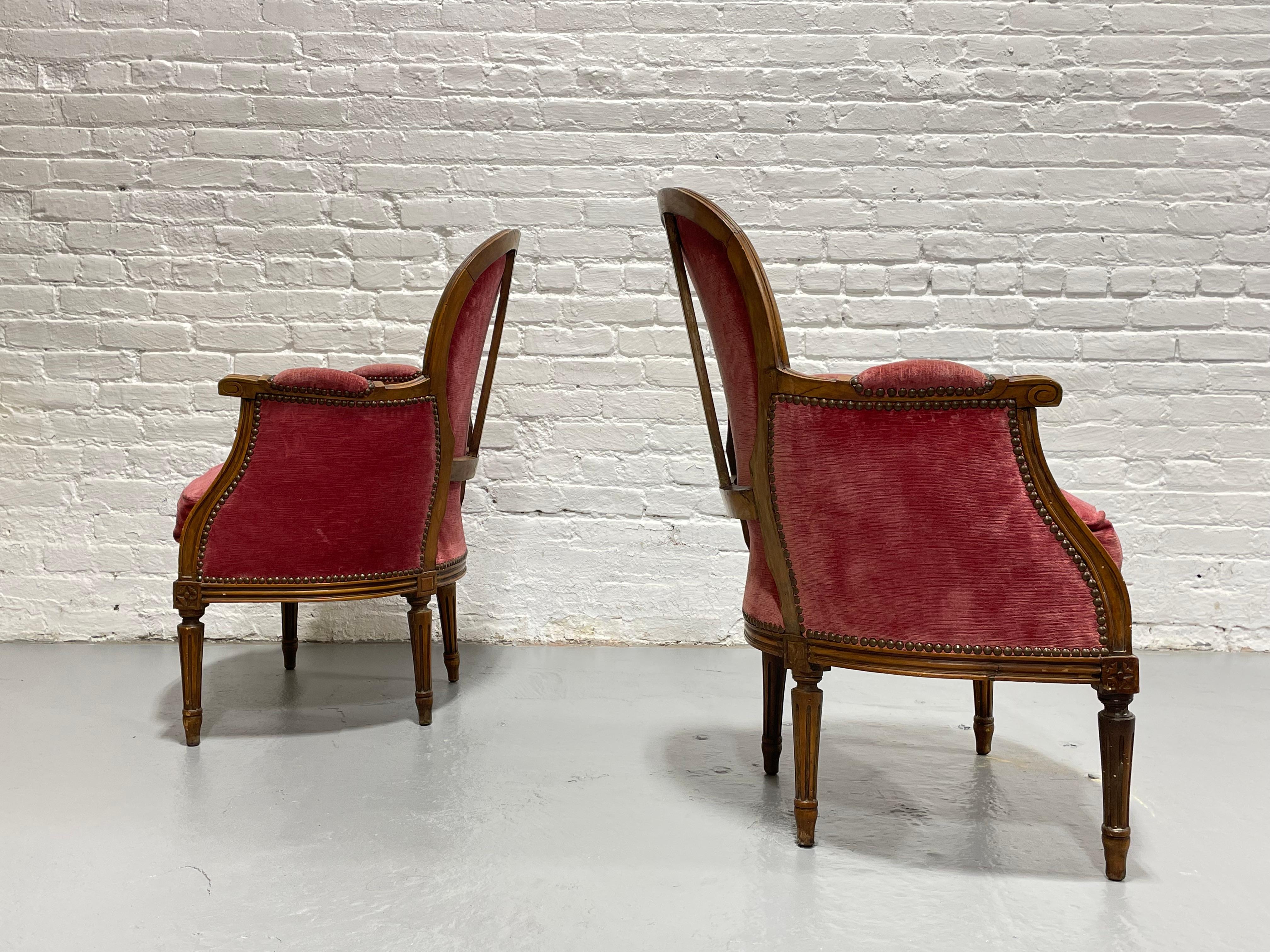 Paar französische Bergere-Sessel im Louis-XVI-Stil, um 1940 im Angebot 3