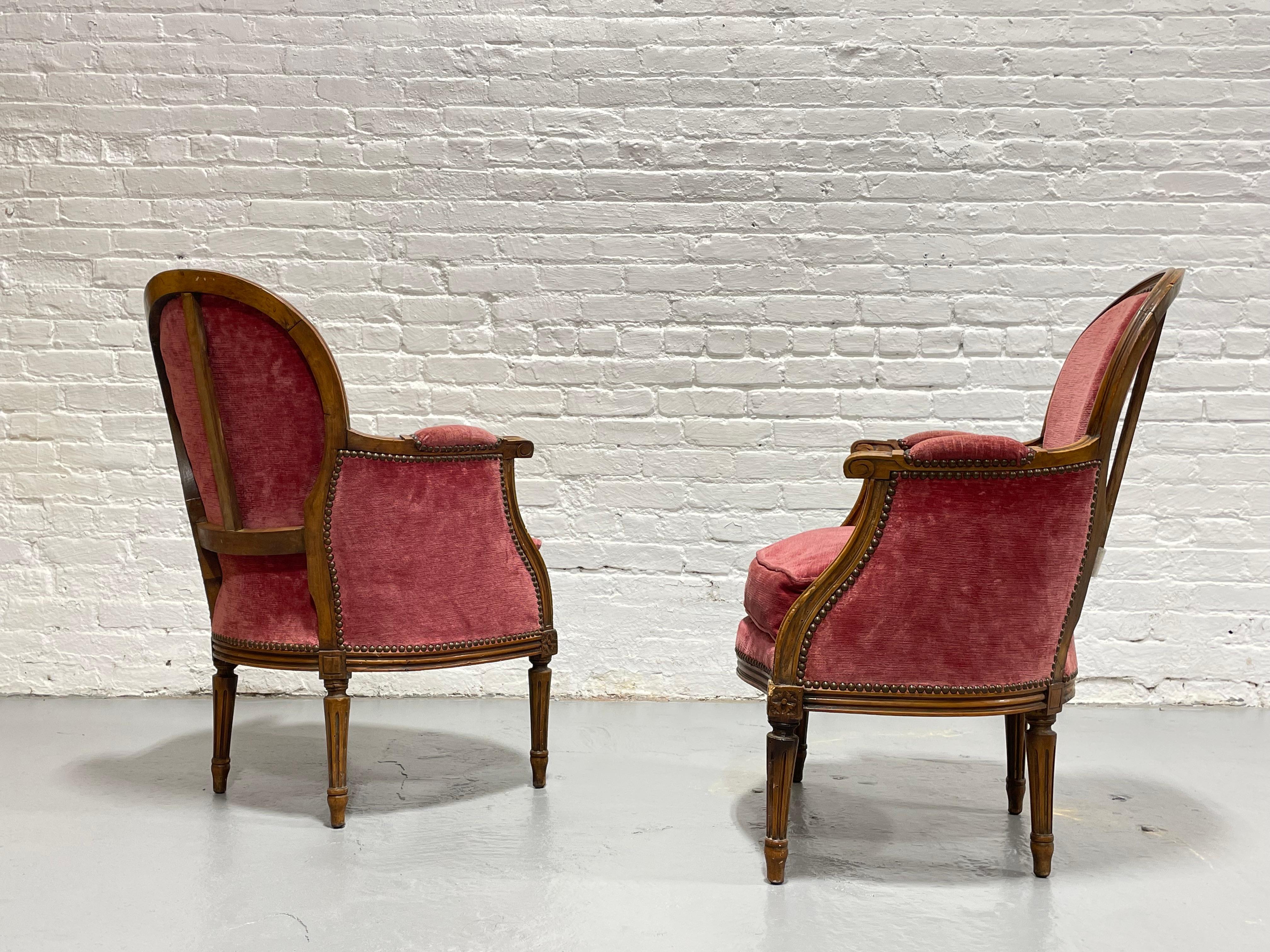 Paire de fauteuils français Louis XVI en Bergère, c. 1940 en vente 5