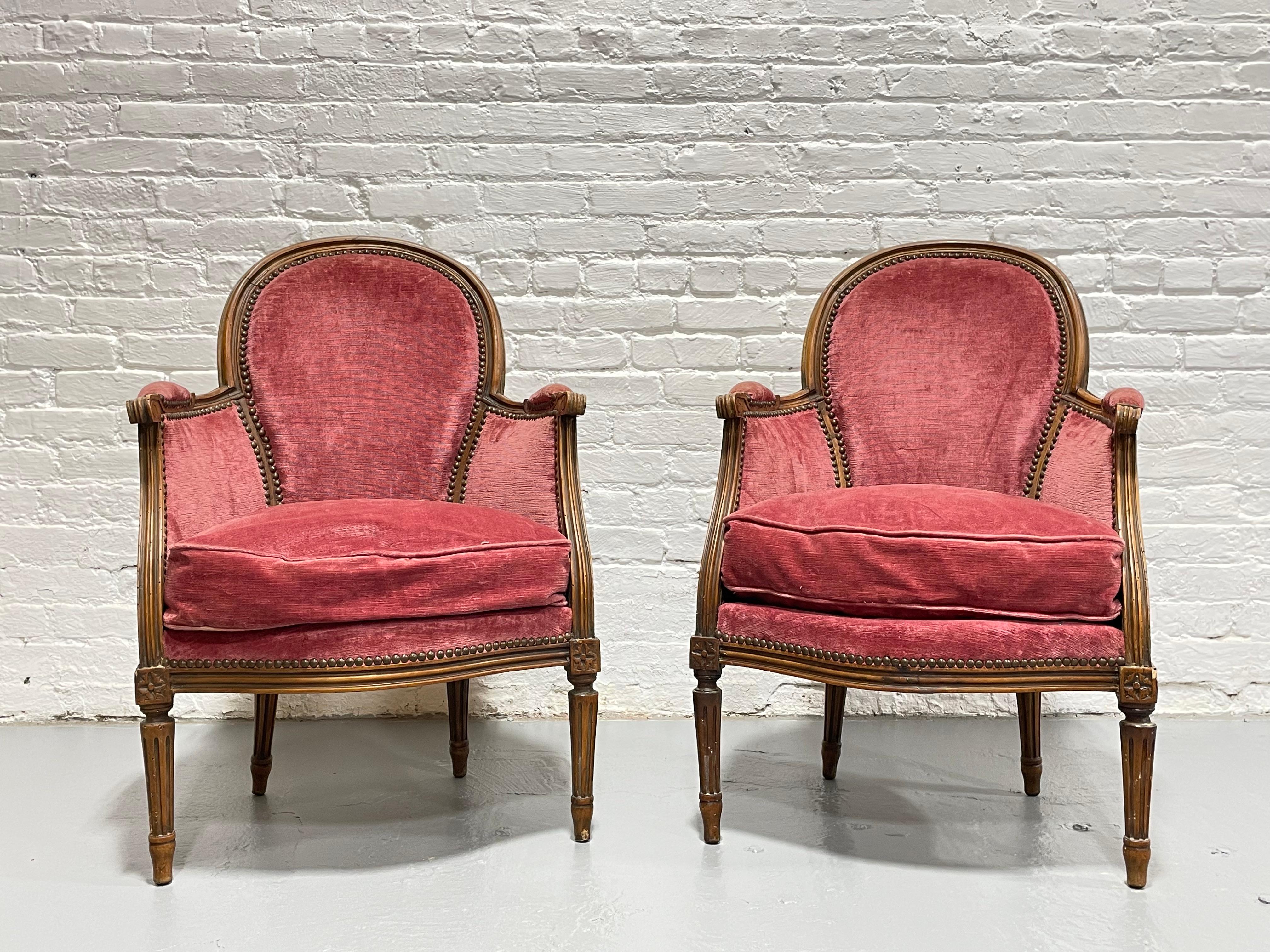 Wunderschönes Paar französischer Bergère-Sessel im Stil Louis XV, um 1940. Gepolstert mit einem schönen rosa Samtstoff, der sehr bequem und gut gepolstert ist und eine gute Unterstützung bietet. Der Stuhl verfügt über gepolsterte Armlehnen,