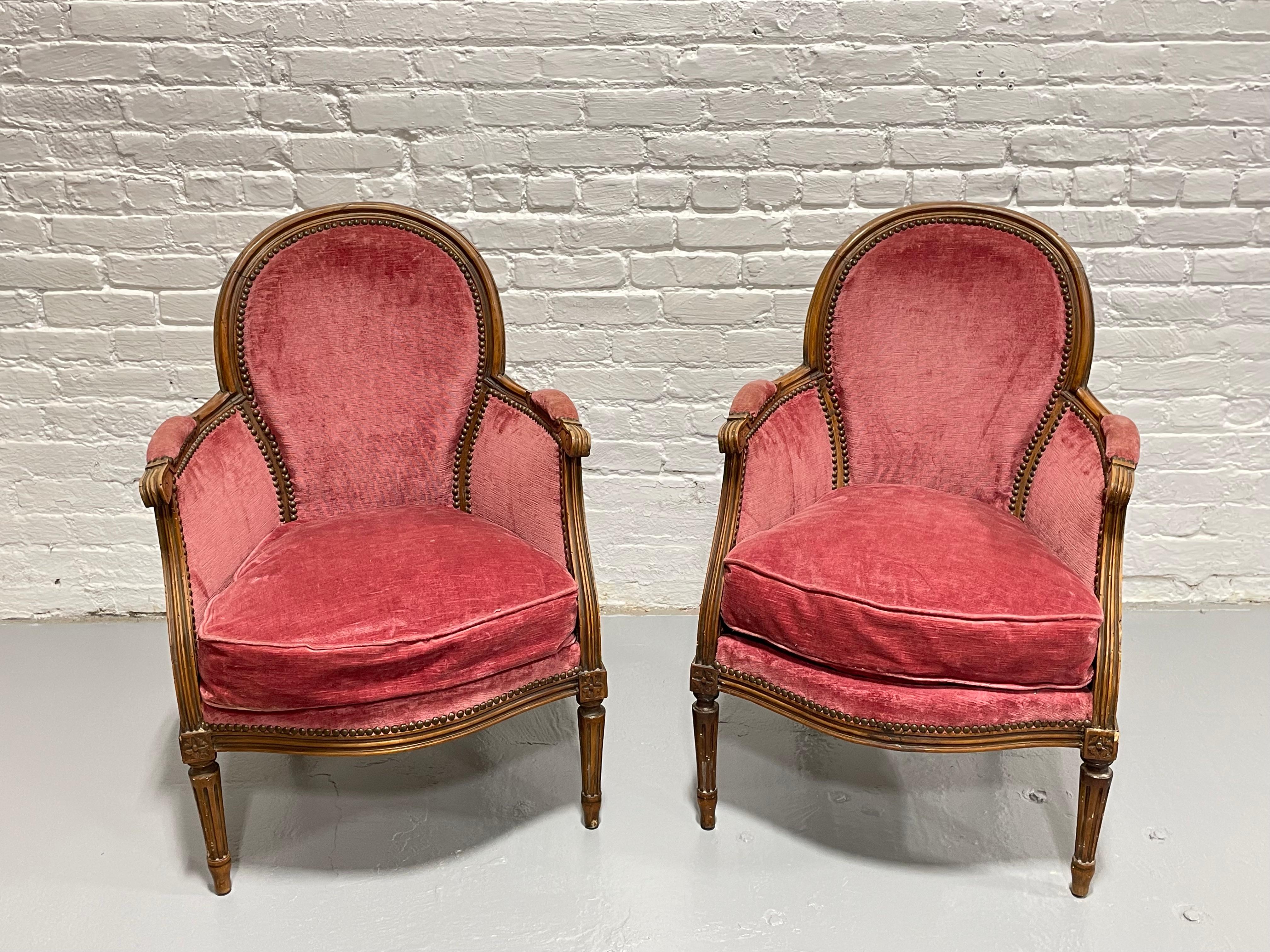 Velours Paire de fauteuils français Louis XVI en Bergère, c. 1940 en vente