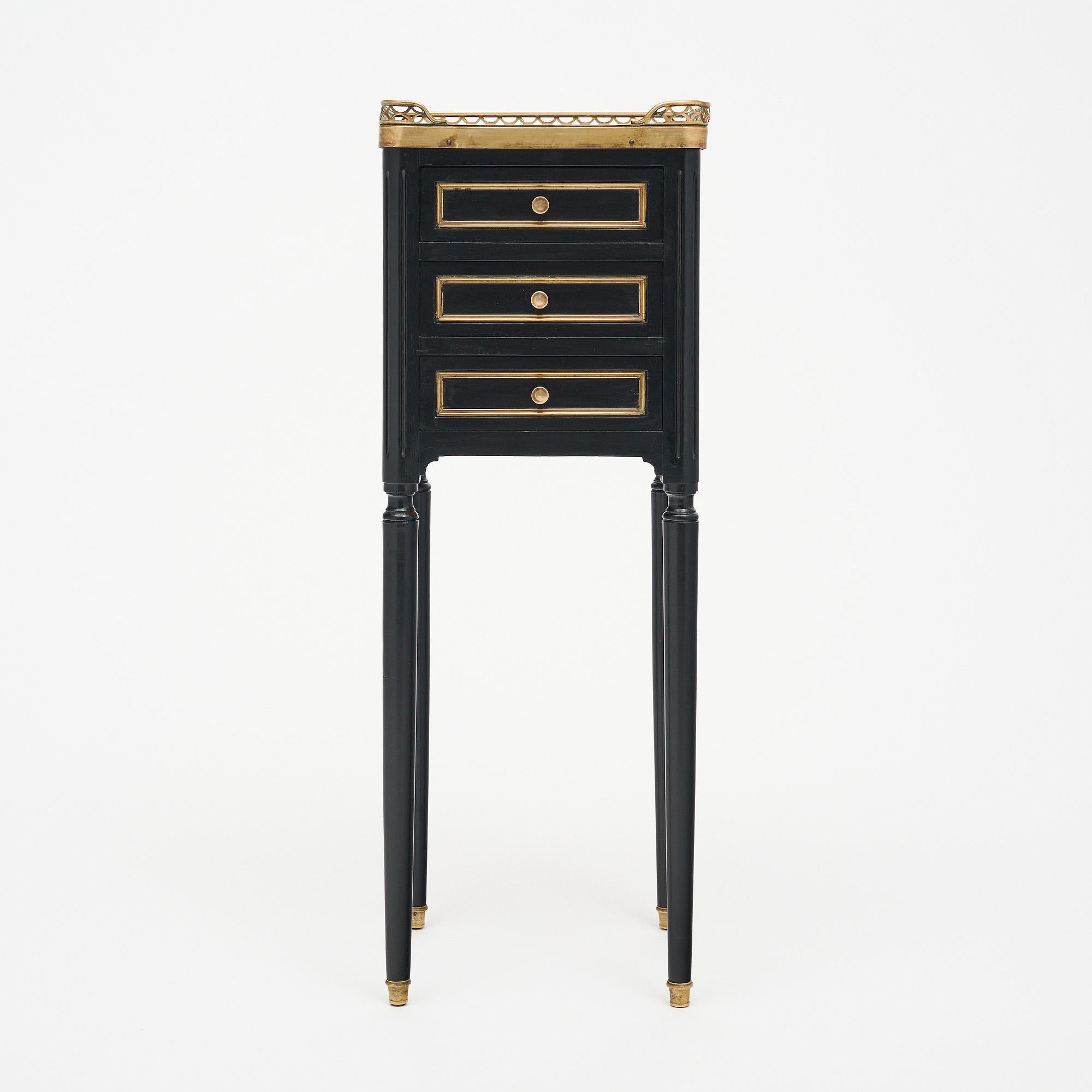 Ébénisé Paire de tables d'appoint Louis XVI en vente