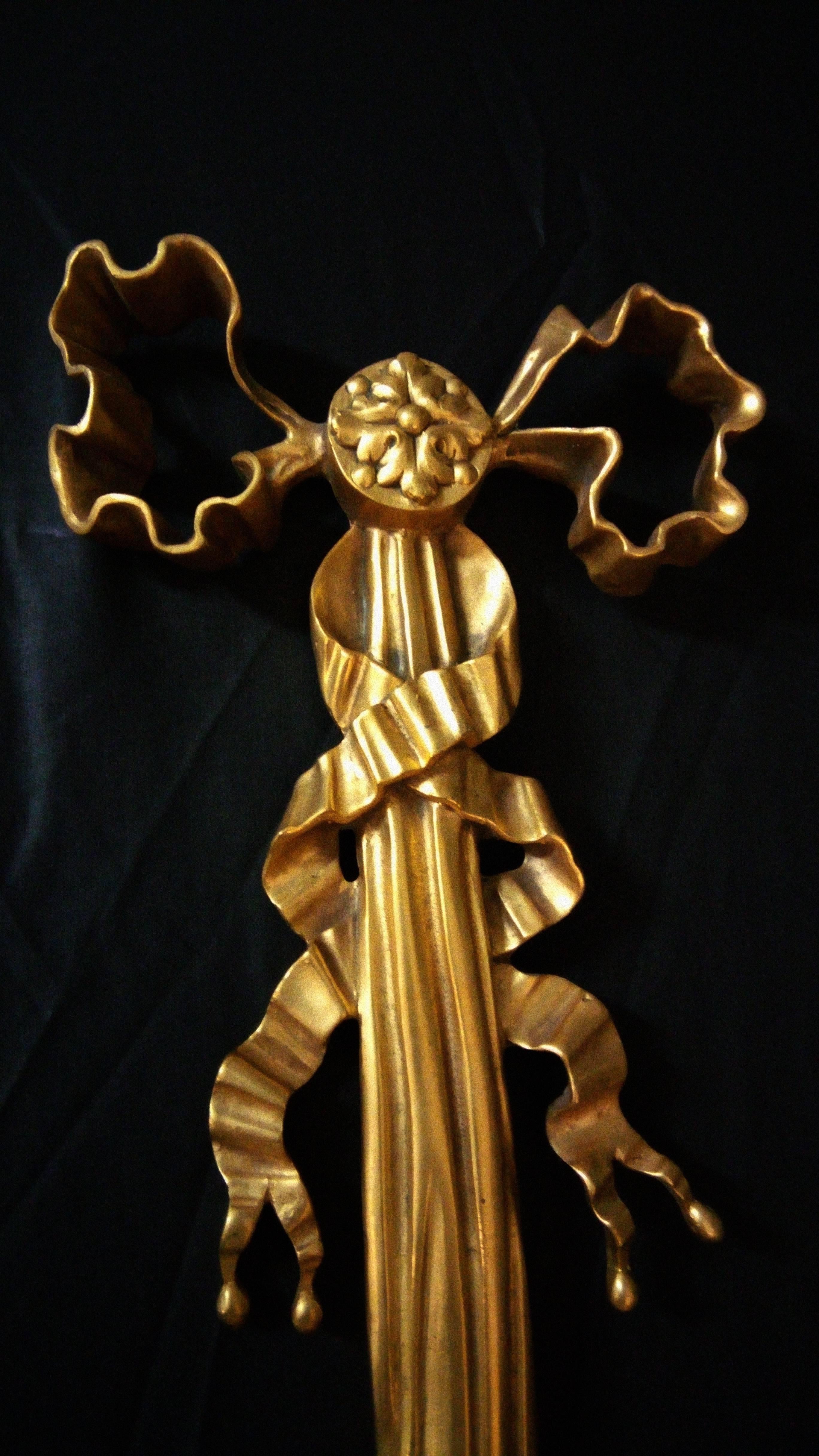 Pareja de candelabros Luis XVI de bronce dorado con cinco luces 5