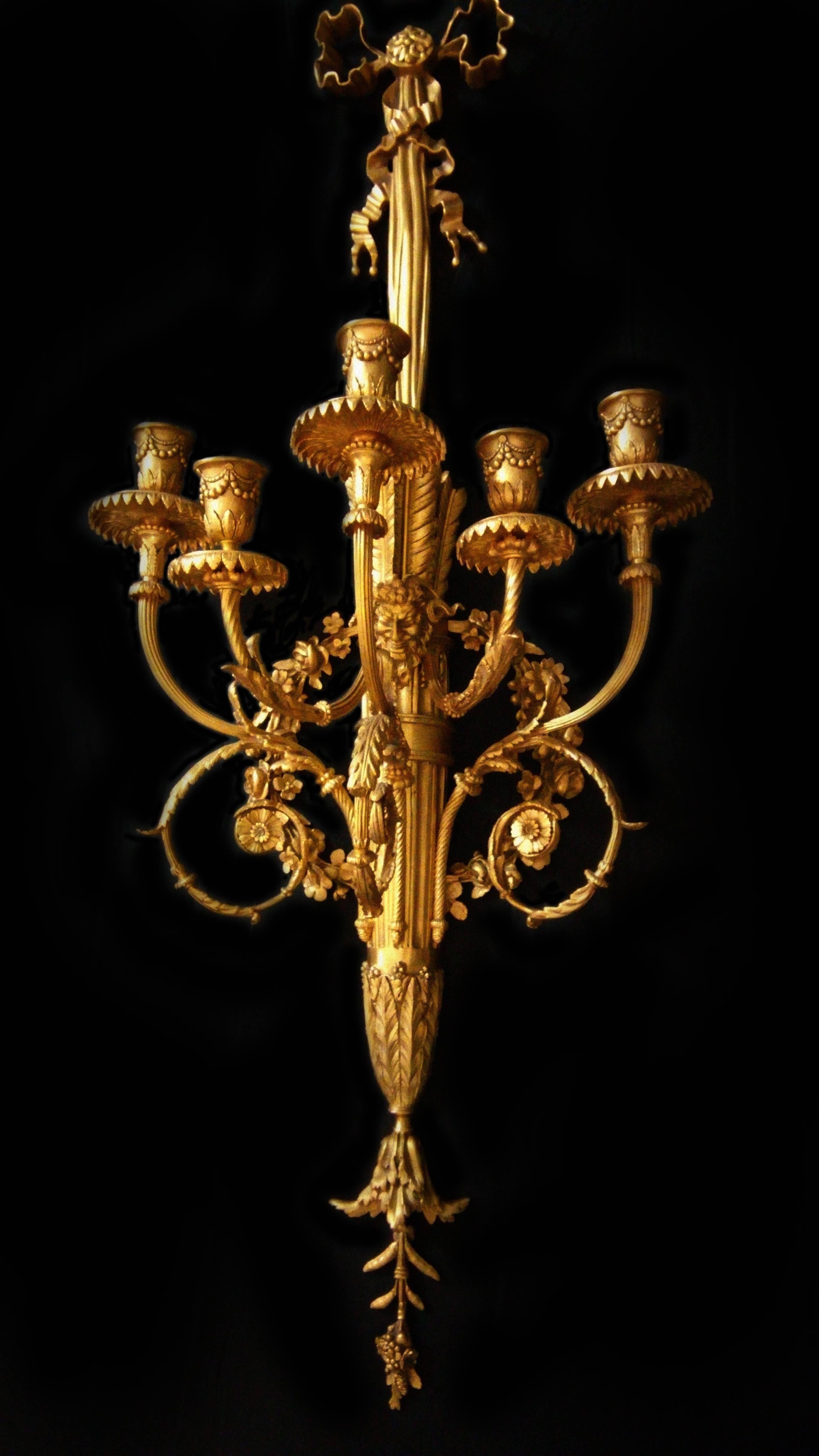 Paar Louis XVI-Wandleuchter aus vergoldeter, vergoldeter und vergoldeter Bronze mit fünf Lichtern 7
