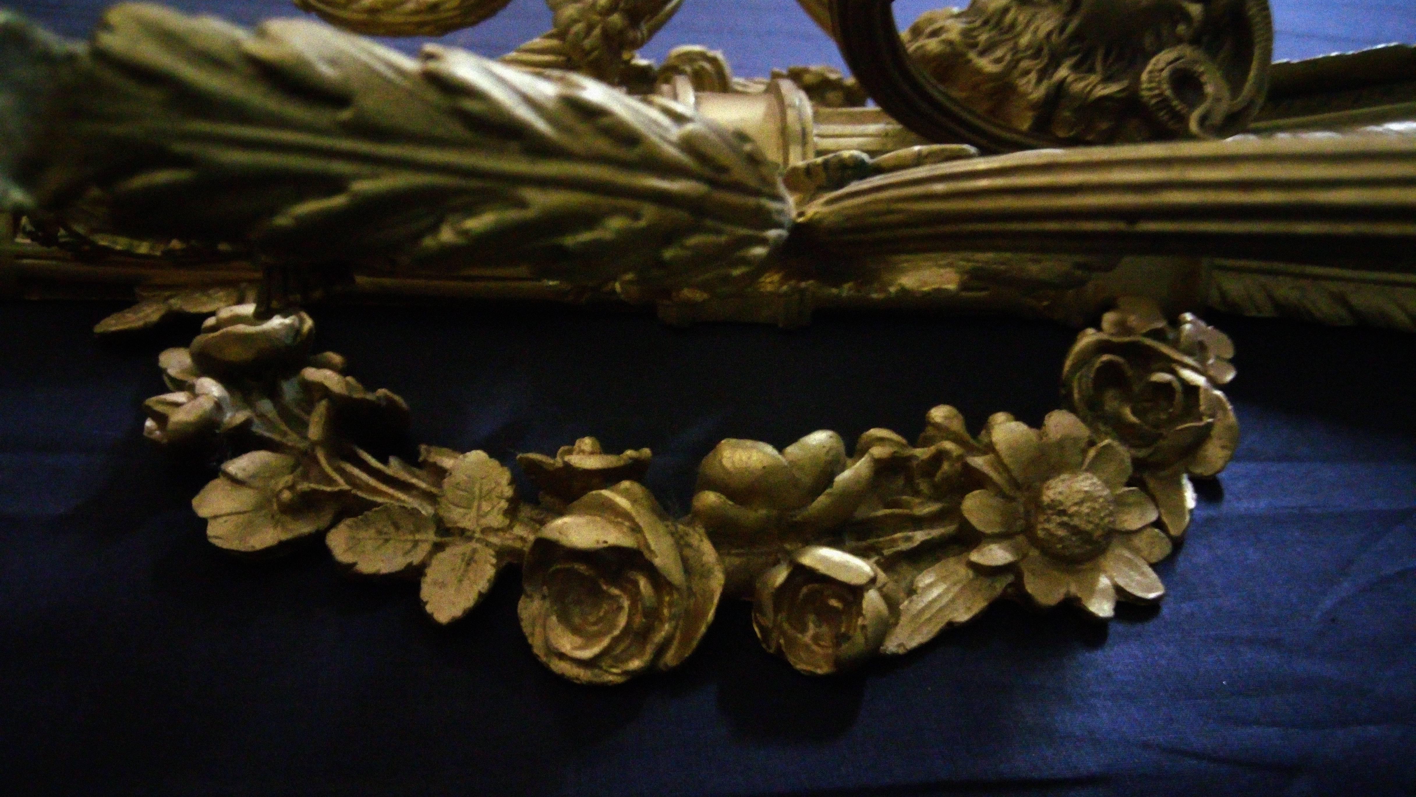 Paar Louis XVI-Wandleuchter aus vergoldeter, vergoldeter und vergoldeter Bronze mit fünf Lichtern 8