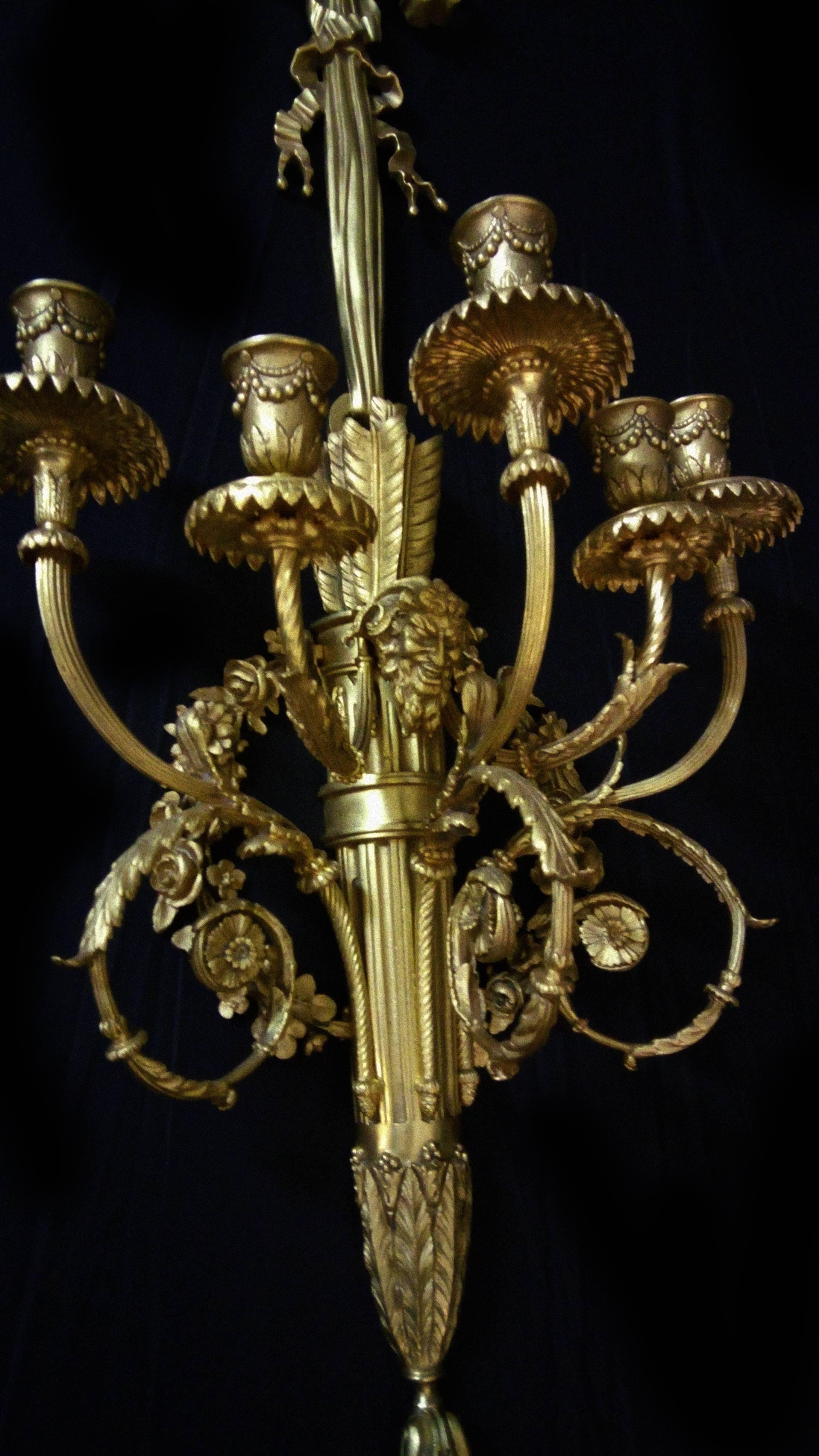 Paar Louis XVI-Wandleuchter aus vergoldeter, vergoldeter und vergoldeter Bronze mit fünf Lichtern (Vergoldet)