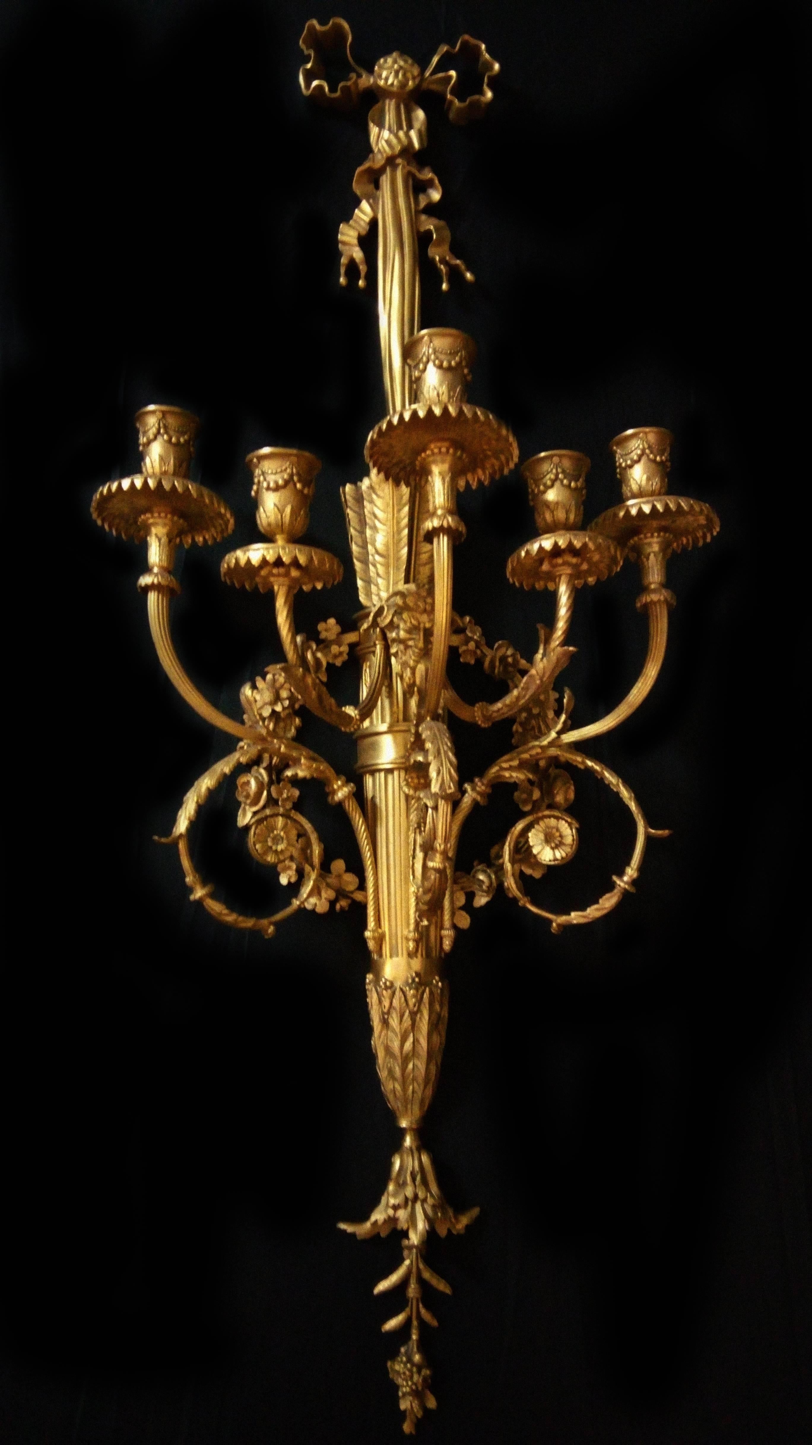 Paar Louis XVI-Wandleuchter aus vergoldeter, vergoldeter und vergoldeter Bronze mit fünf Lichtern im Zustand „Hervorragend“ in Budapest, HU