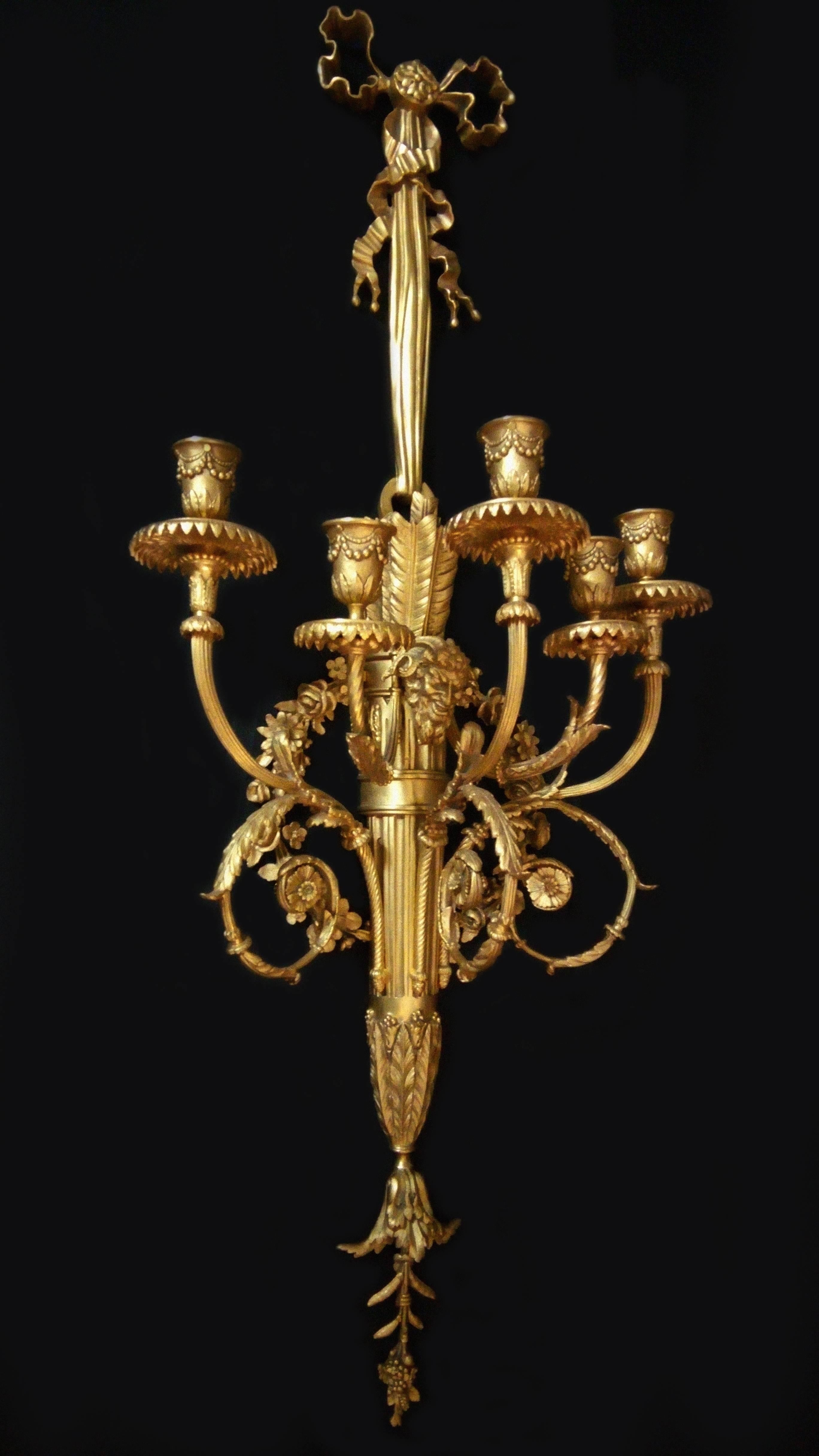 Paar Louis XVI-Wandleuchter aus vergoldeter, vergoldeter und vergoldeter Bronze mit fünf Lichtern (Spätes 18. Jahrhundert)