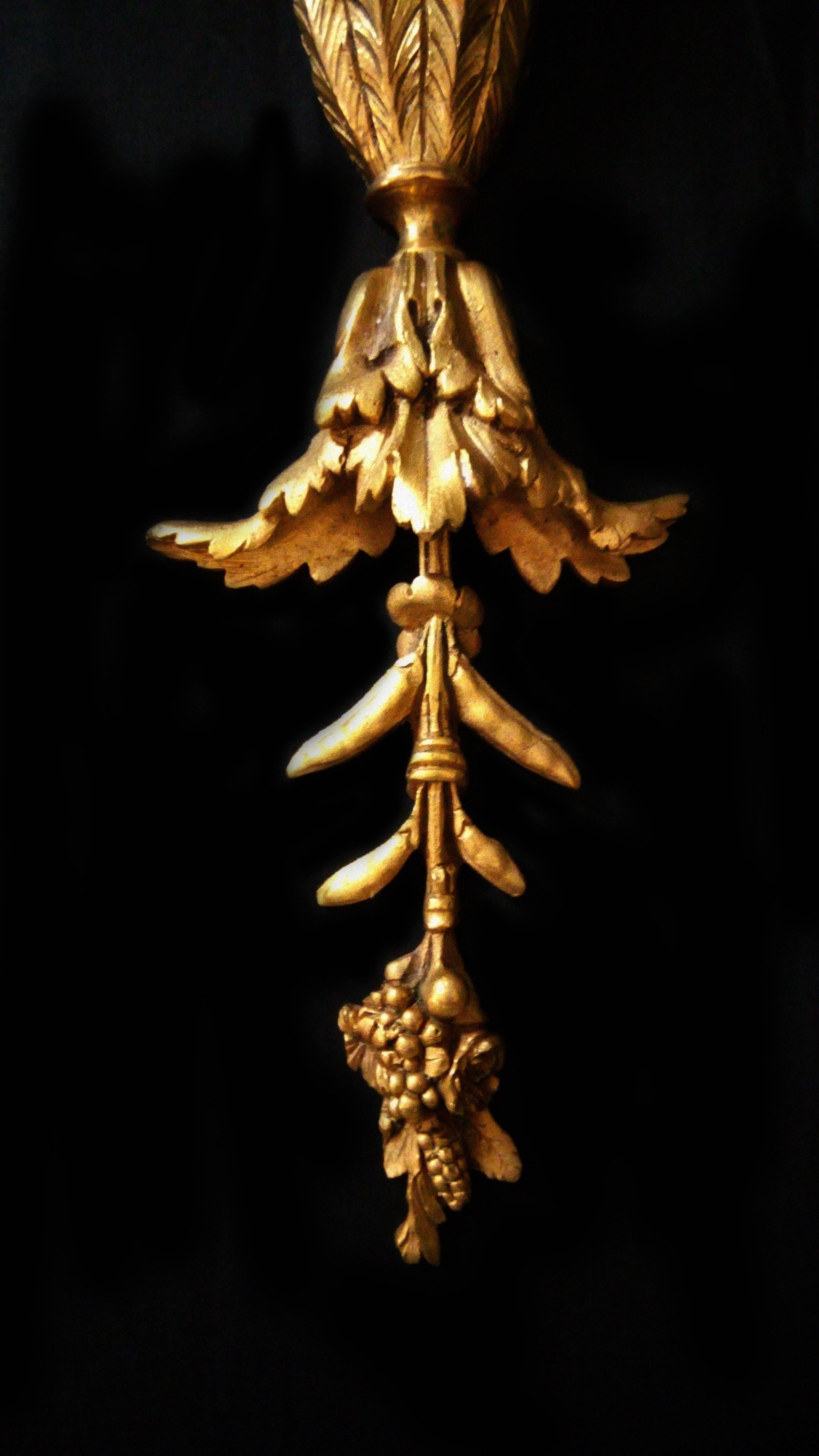 Paar Louis XVI-Wandleuchter aus vergoldeter, vergoldeter und vergoldeter Bronze mit fünf Lichtern 1