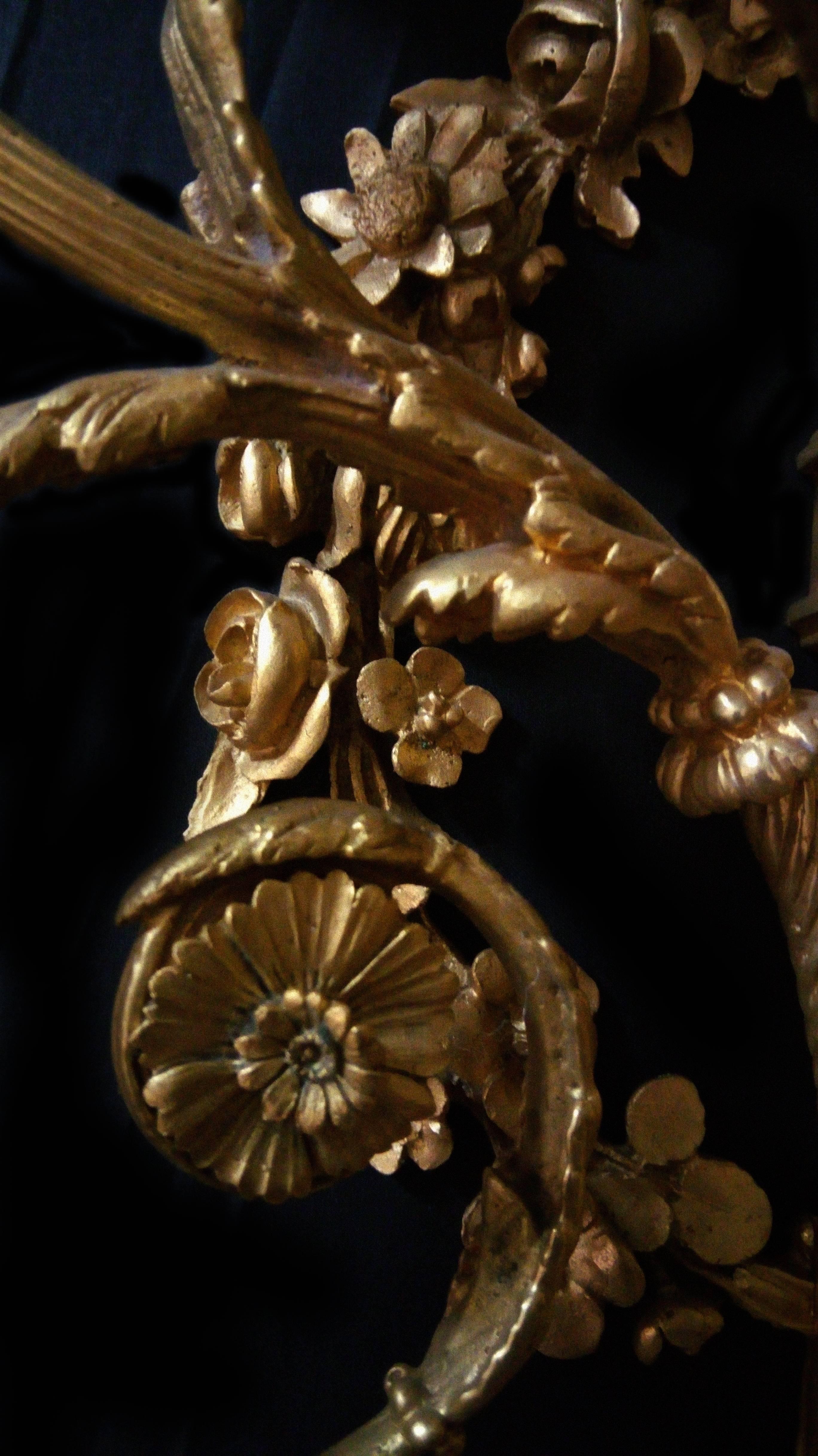 Paar Louis XVI-Wandleuchter aus vergoldeter, vergoldeter und vergoldeter Bronze mit fünf Lichtern 3