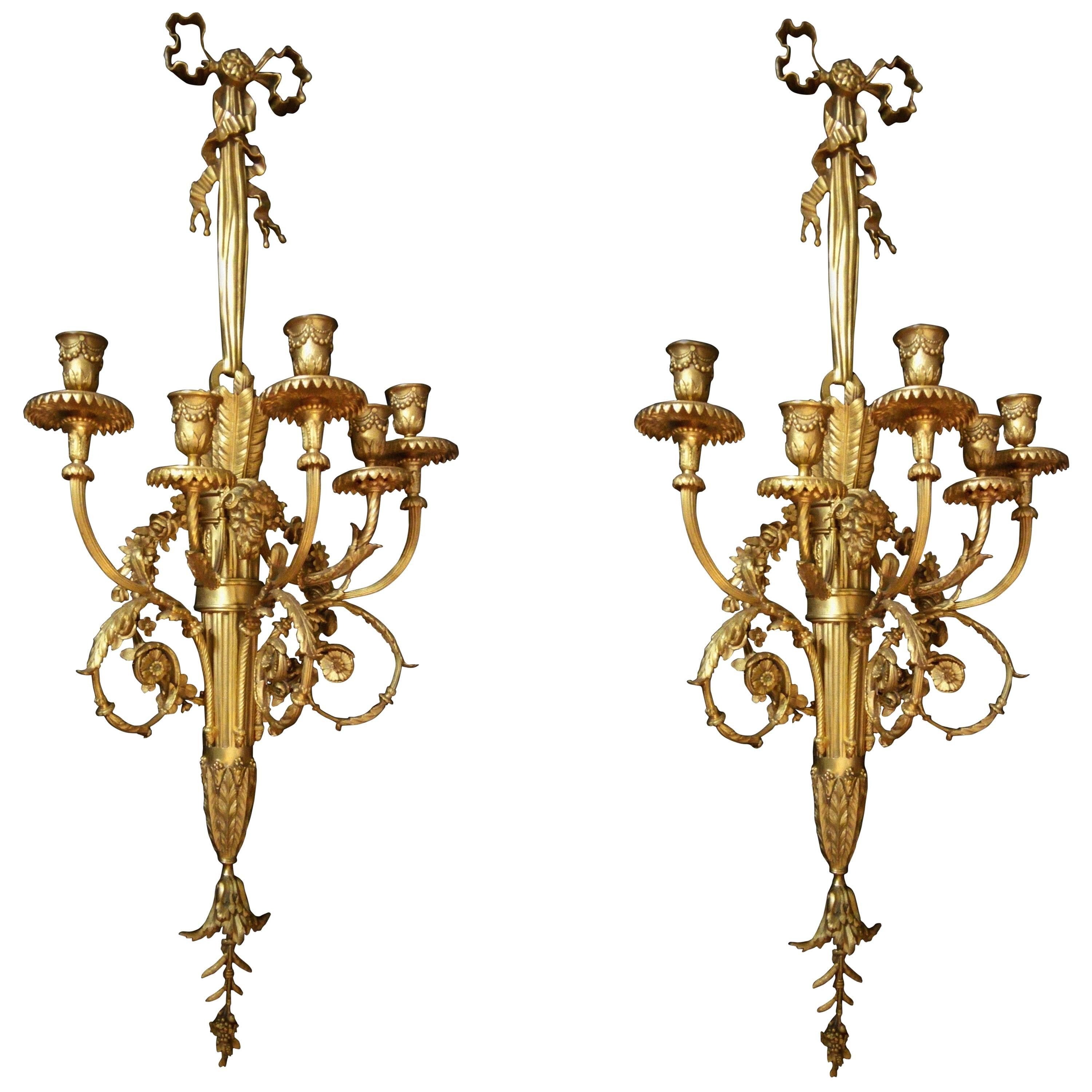 Pareja de candelabros Luis XVI de bronce dorado con cinco luces