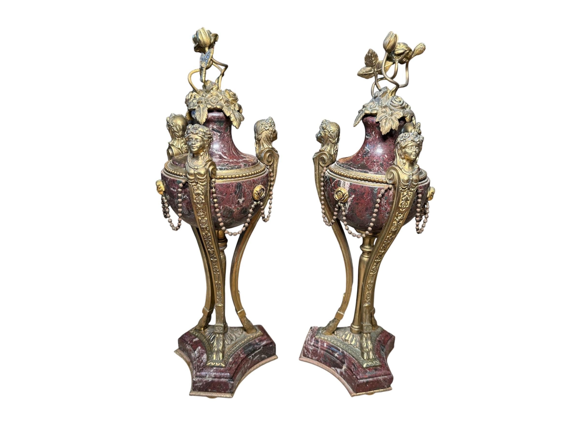 Pair Of Louis XVI Gilt Bronze And Marble Cassolettes In condizioni buone in vendita a Guaynabo, PR