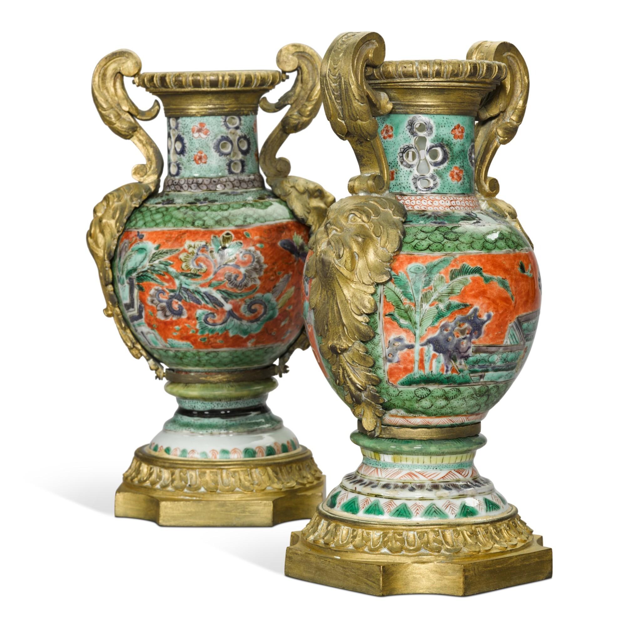 Questa squisita coppia di vasi presenta una porcellana cinese del periodo Kangxi, risalente al terzo quarto del XVII secolo, elegantemente montata in bronzo dorato della fine del XVIII secolo. I vasi sono ornati da manici a voluta che terminano con