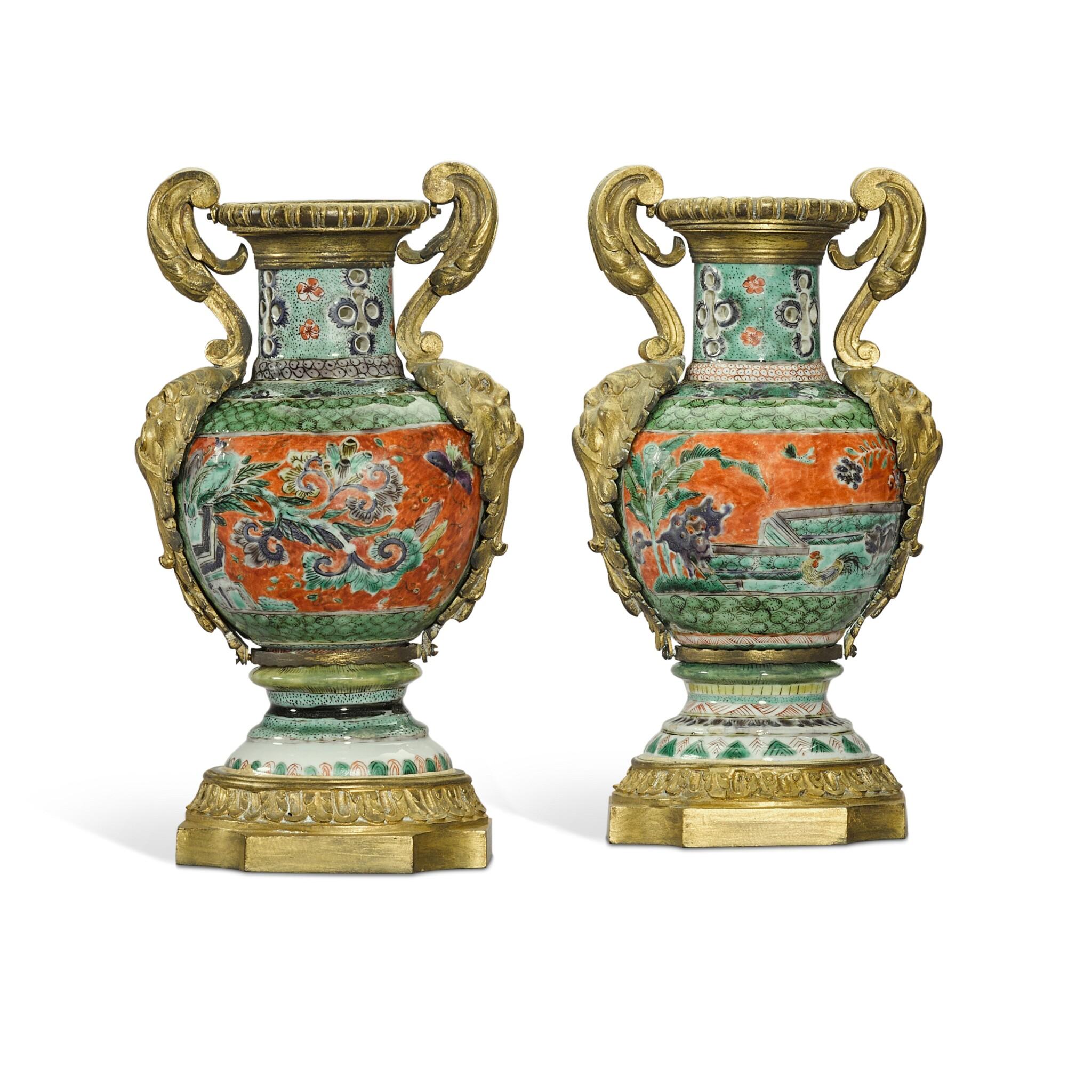 Francese Coppia di vasi in porcellana cinese Luigi XVI con montatura in bronzo dorato in vendita