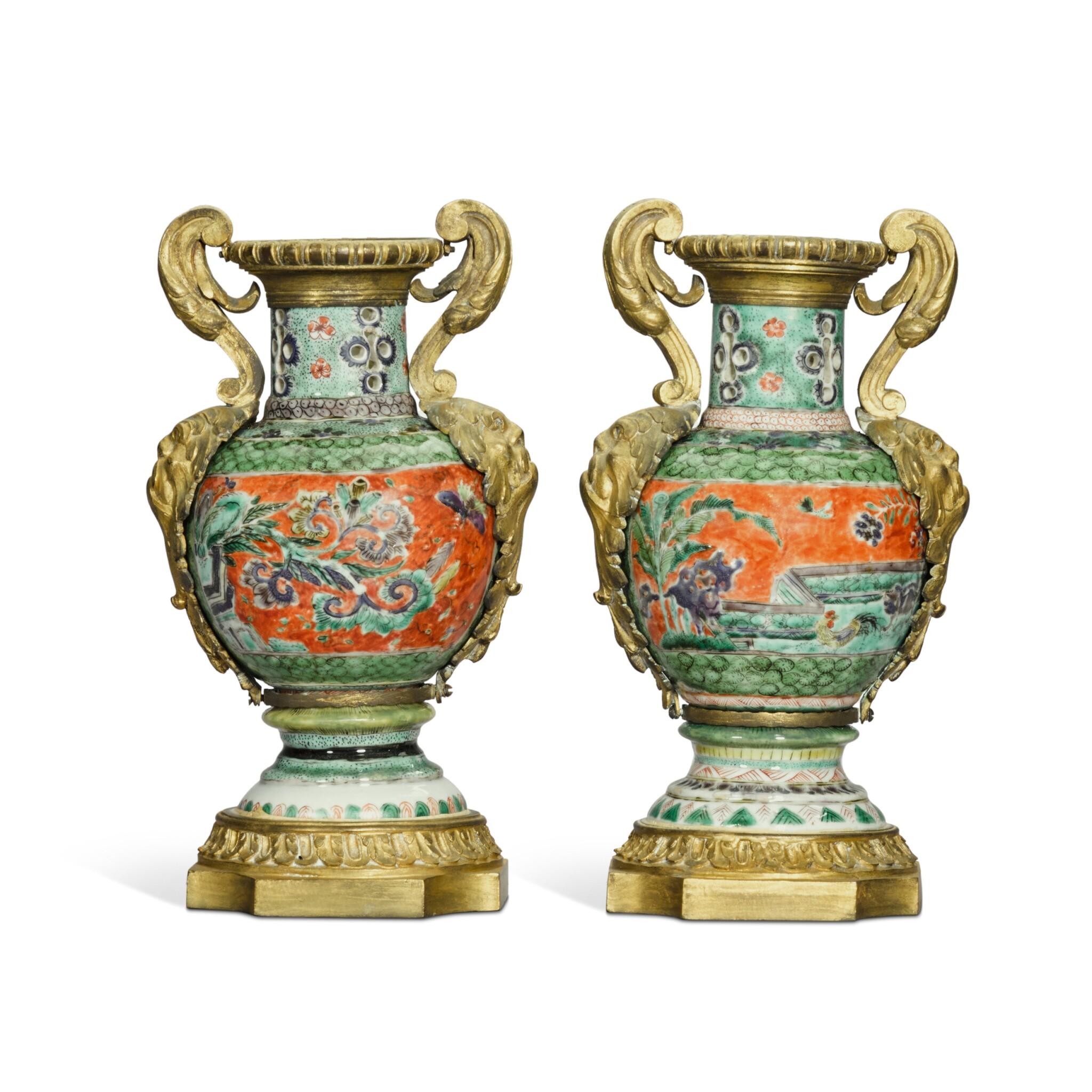 XVII secolo Coppia di vasi in porcellana cinese Luigi XVI con montatura in bronzo dorato in vendita