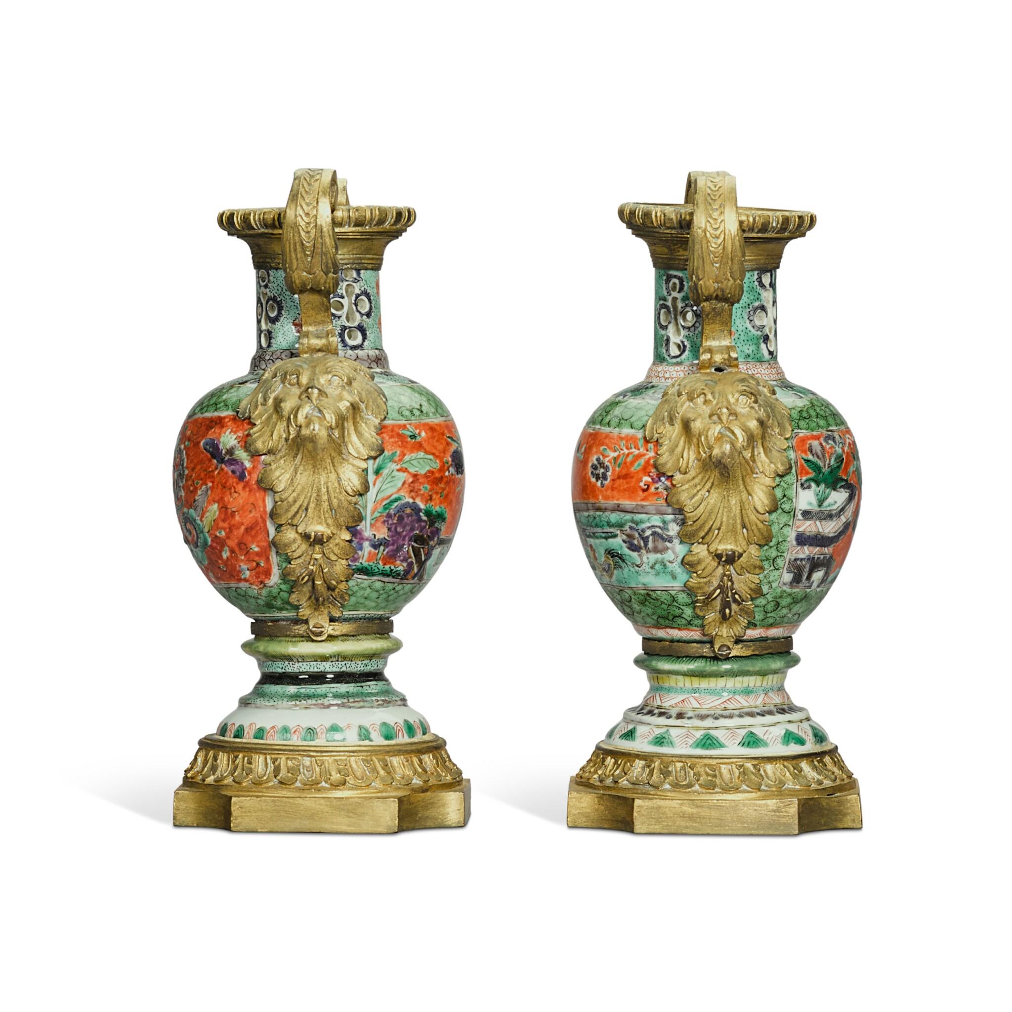 Porcellana Coppia di vasi in porcellana cinese Luigi XVI con montatura in bronzo dorato in vendita