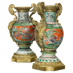 Paire de vases Louis XVI en porcelaine chinoise montés sur bronze doré