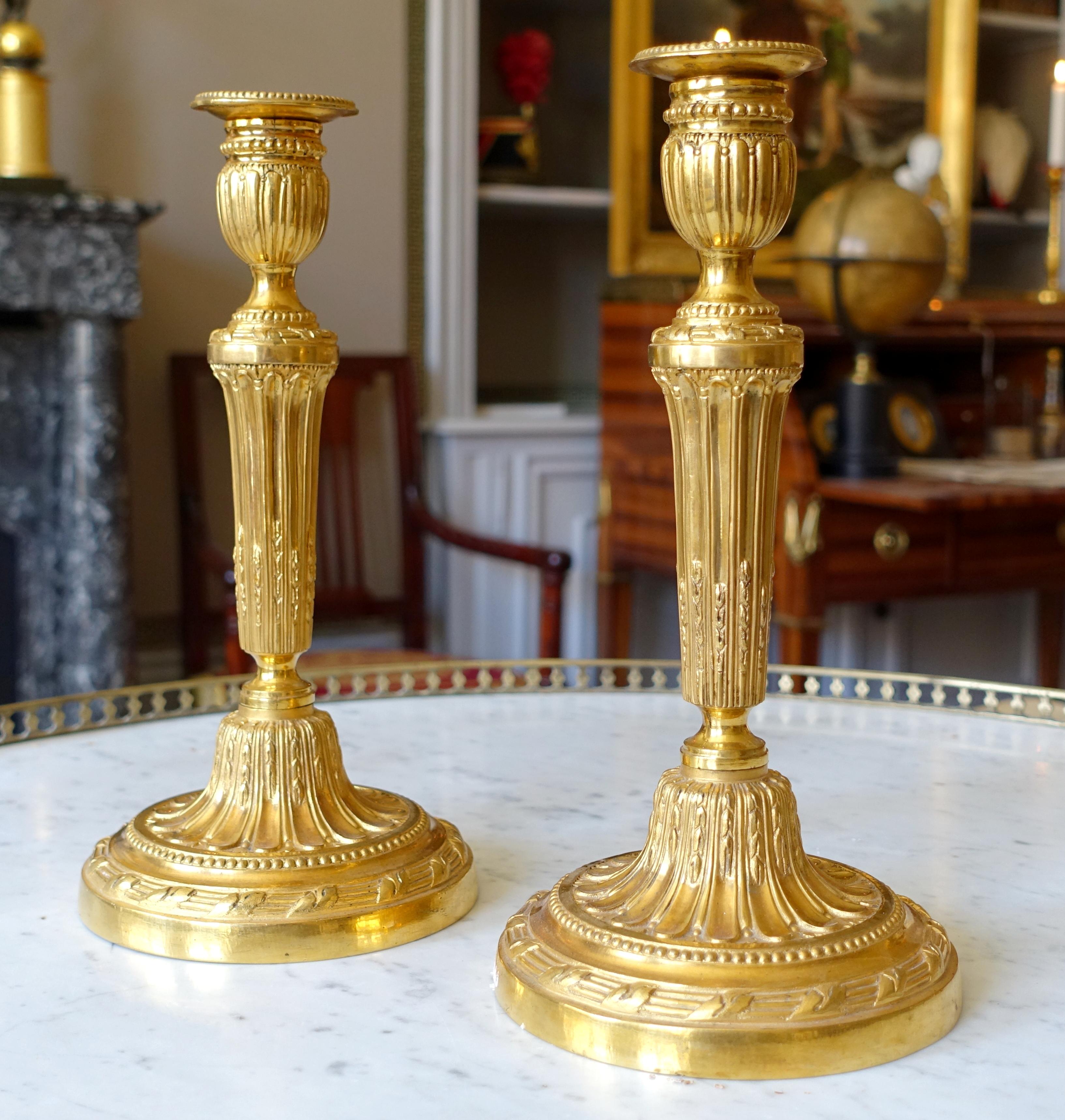 Coppia di candelieri Luigi XVI in bronzo dorato e ormolu - XIX secolo - 11