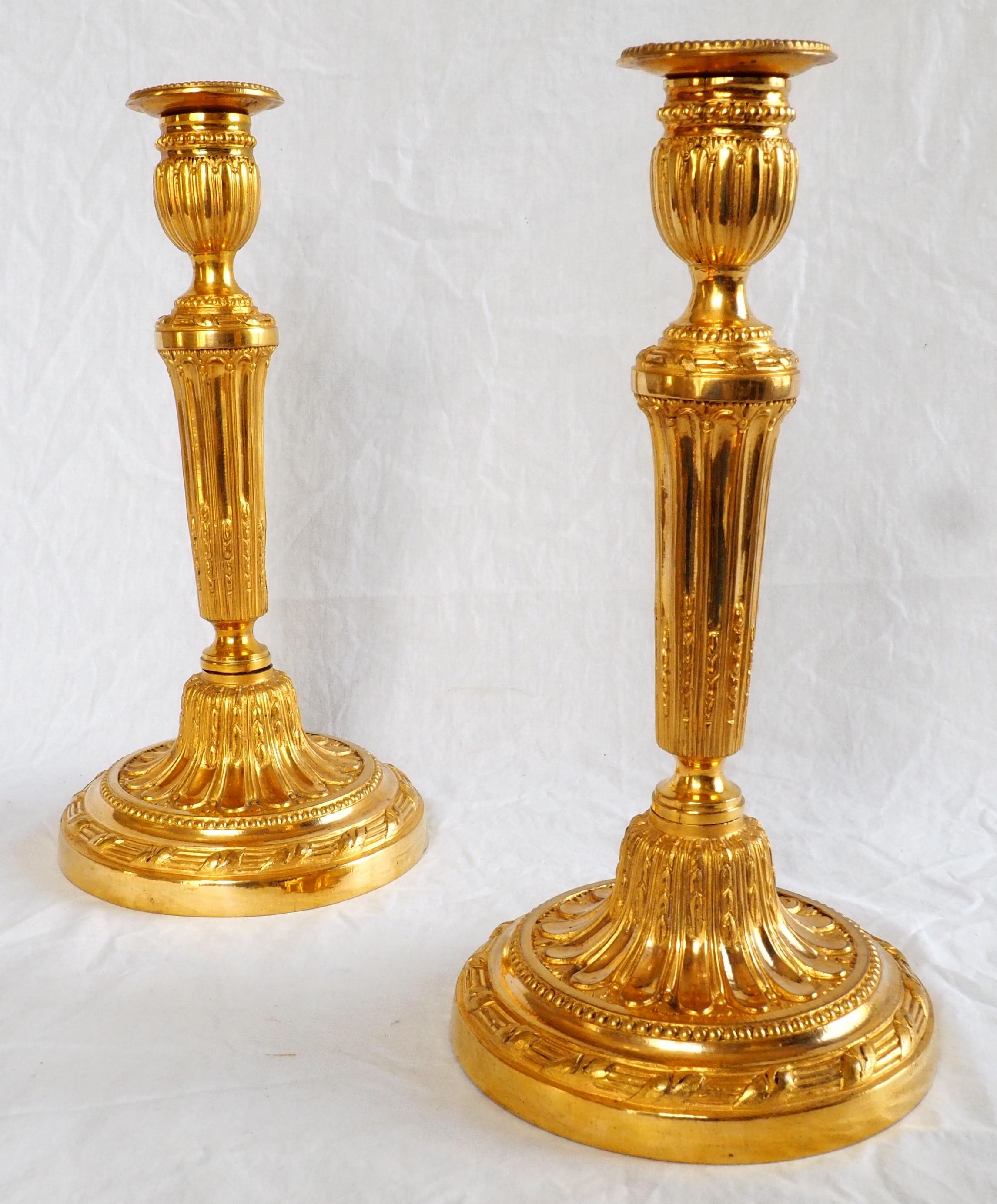 Antique French coppia di candelieri, bellissimo modello in stile Luigi XVI finemente cesellato in ormolu (bronzo massiccio dorato con oro fino). Il nostro modello è riccamente ornato con perle, gadroons, acanti e motivi di asparagi, con una
