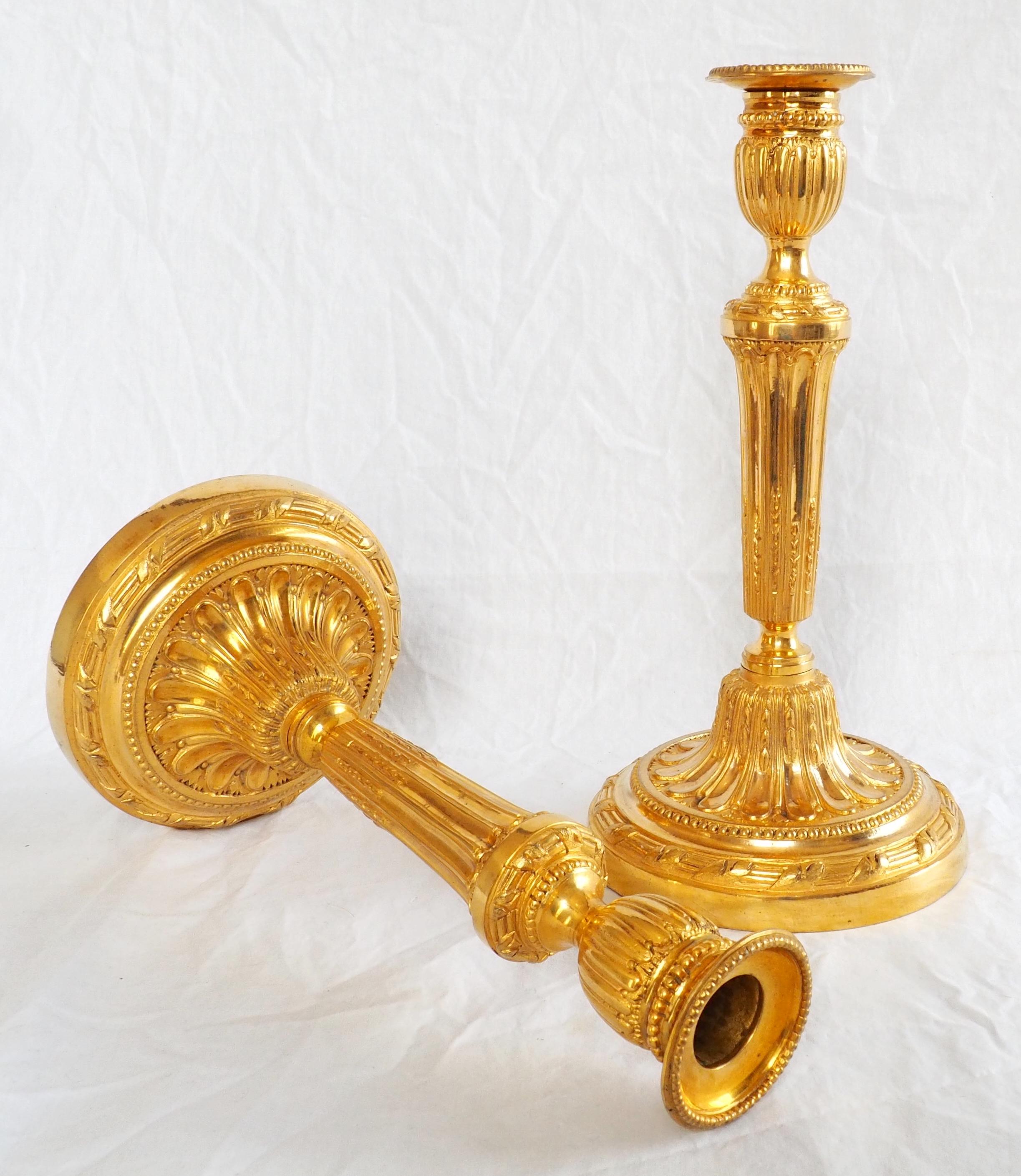 Coppia di candelieri Luigi XVI in bronzo dorato e ormolu - XIX secolo - 11
