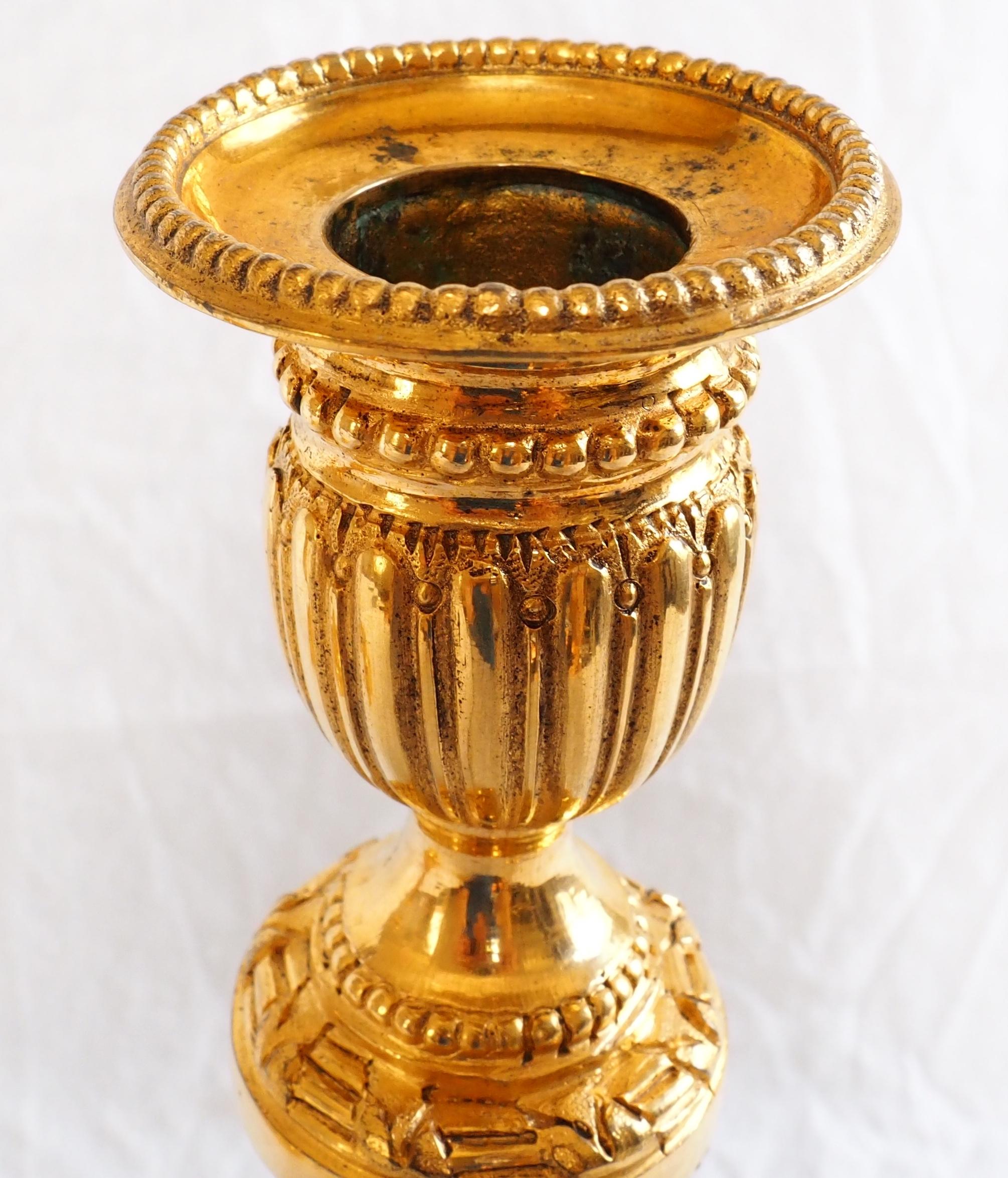 Coppia di candelieri Luigi XVI in bronzo dorato e ormolu - XIX secolo - 11