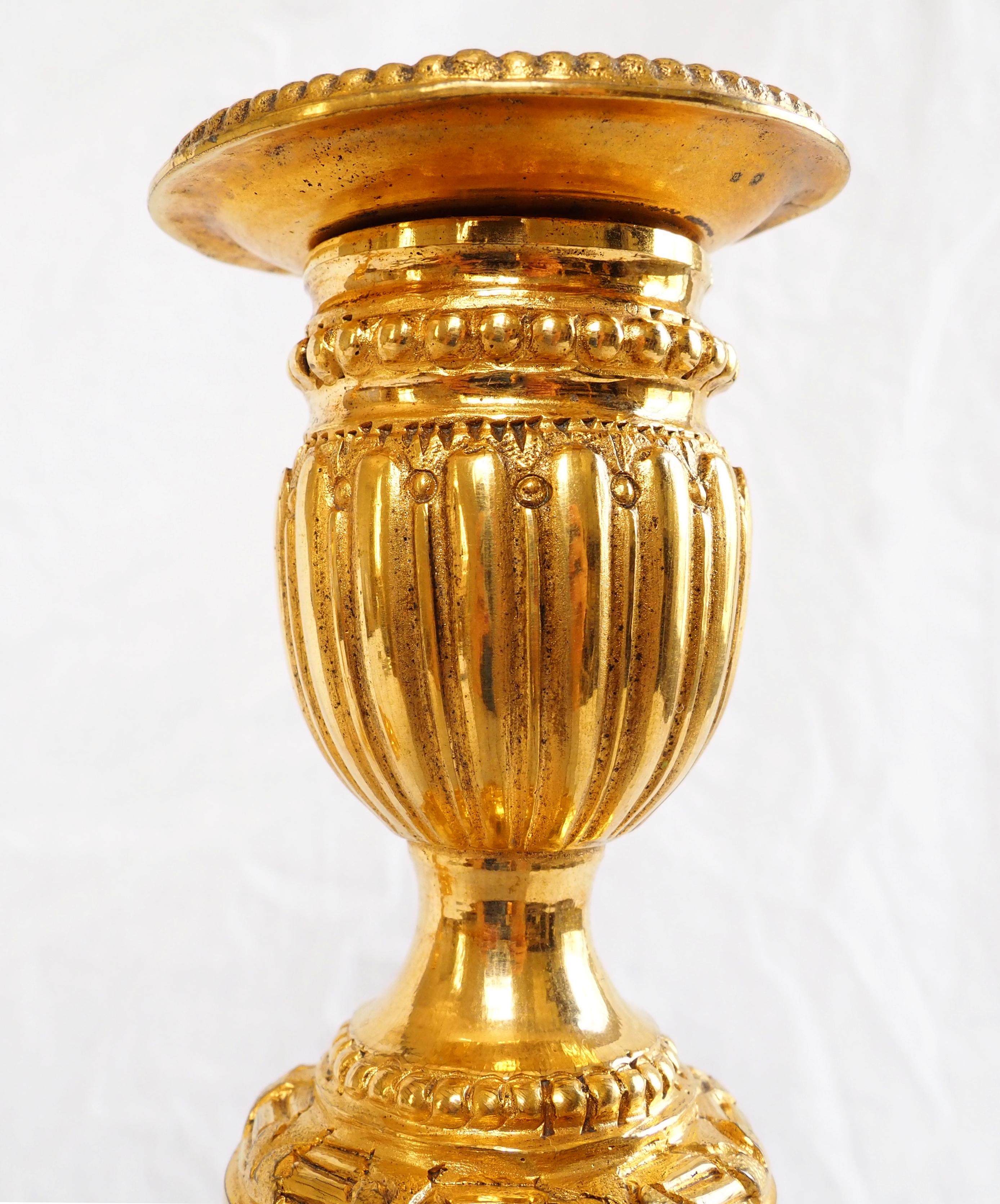 Coppia di candelieri Luigi XVI in bronzo dorato e ormolu - XIX secolo - 11