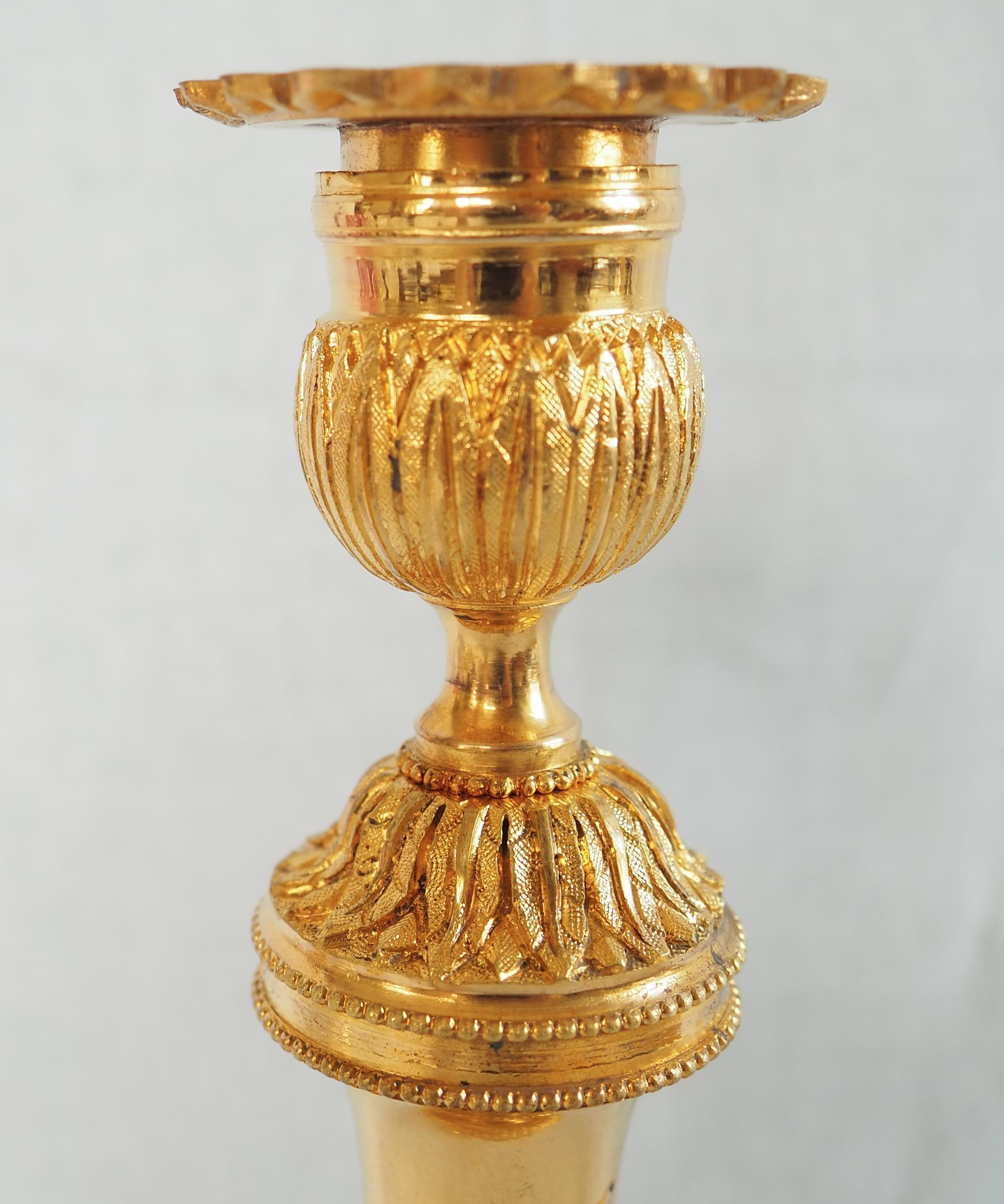 Pareja de candeleros Luis XVI de bronce dorado - ormolu - S. XIX en venta 4