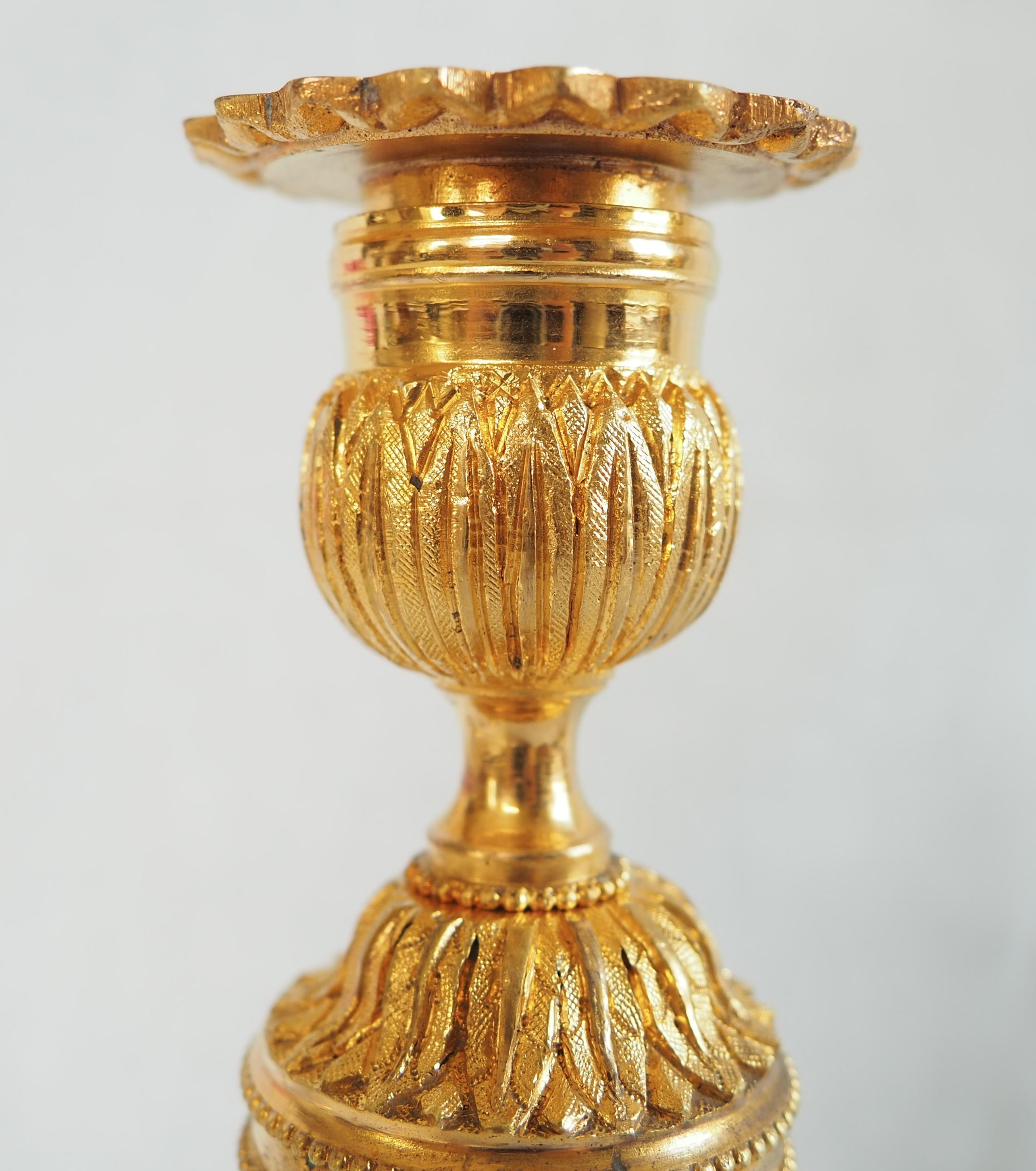 Pareja de candeleros Luis XVI de bronce dorado - ormolu - S. XIX en venta 6