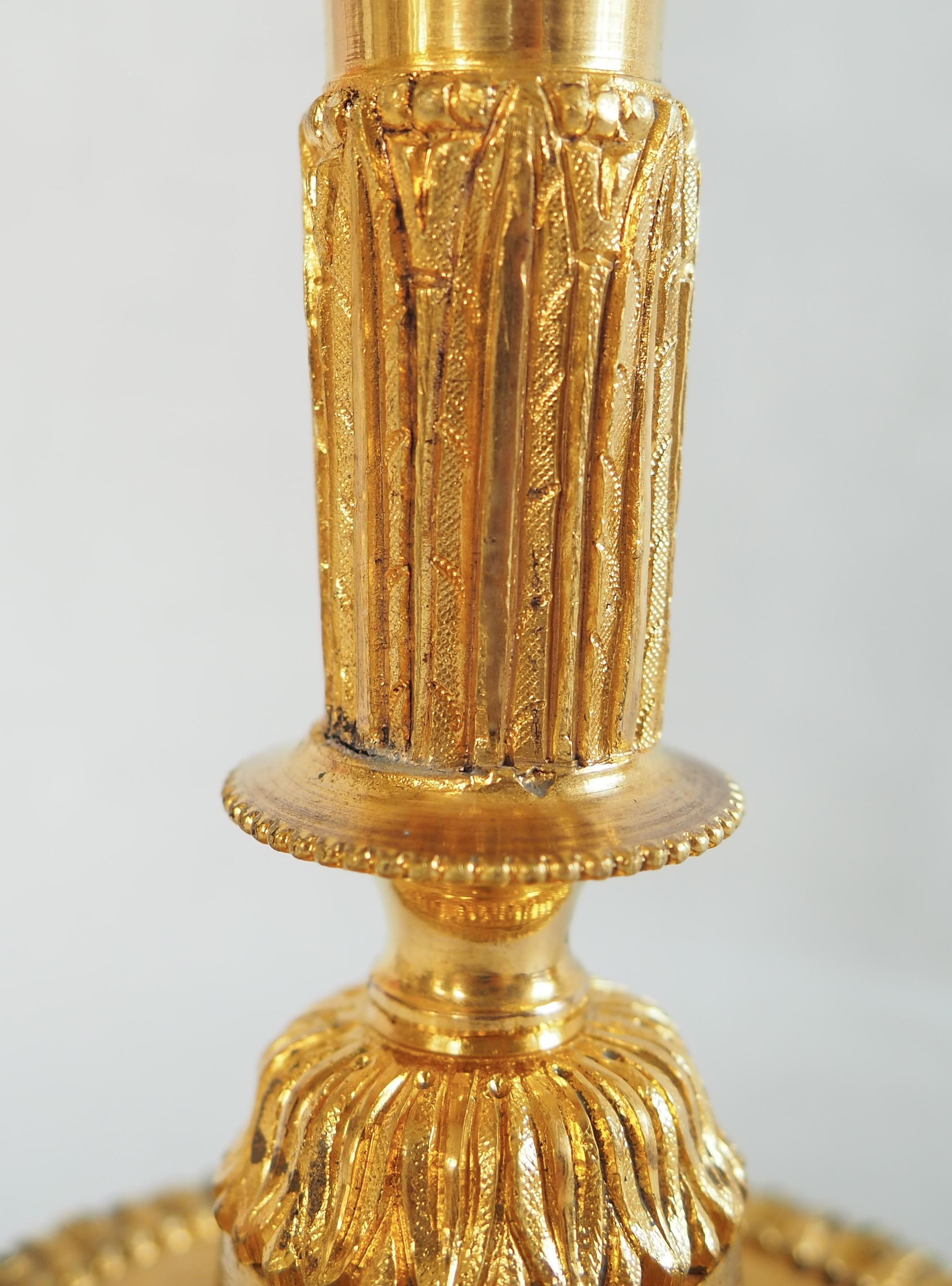 Pareja de candeleros Luis XVI de bronce dorado - ormolu - S. XIX en venta 8