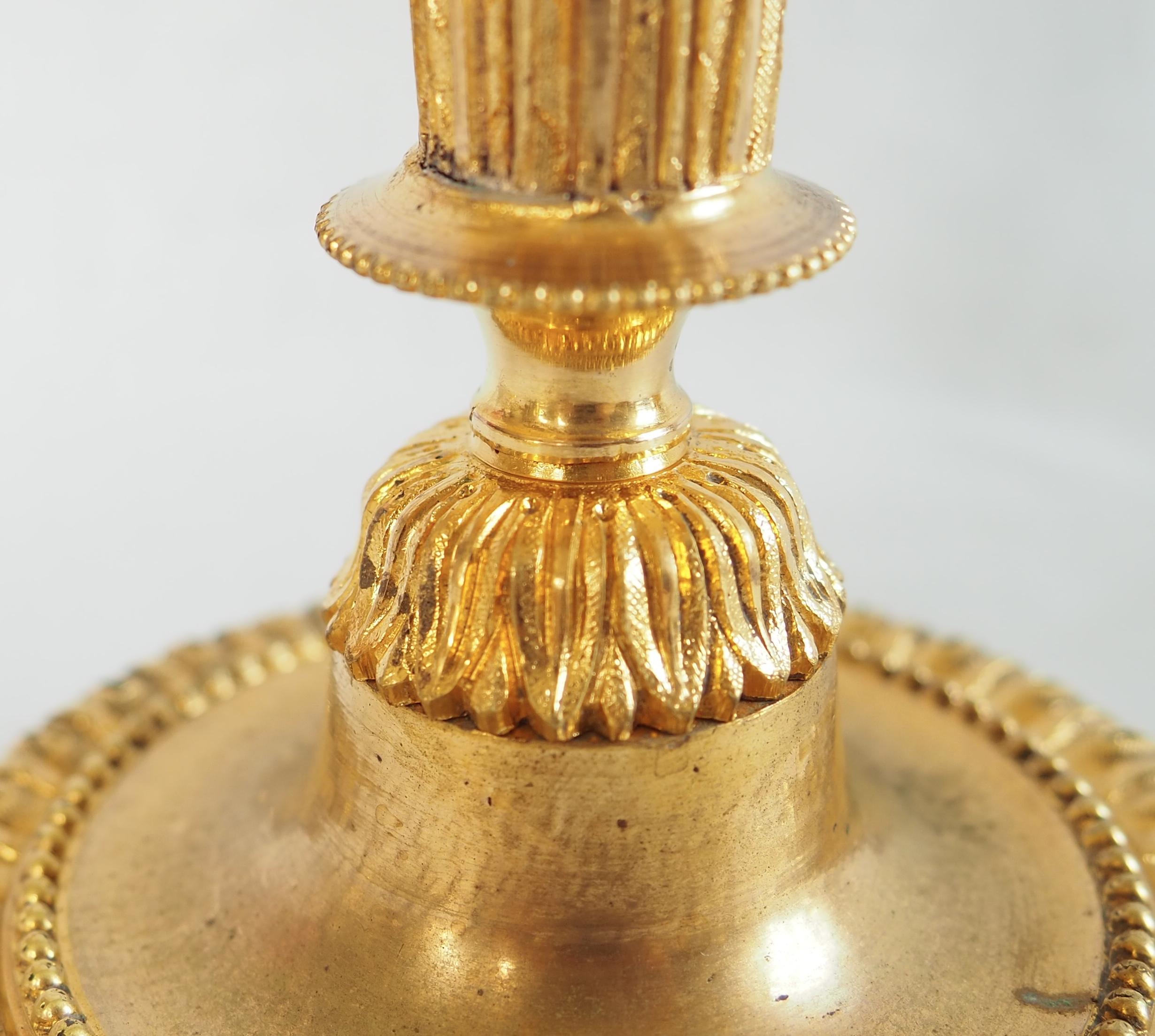 Pareja de candeleros Luis XVI de bronce dorado - ormolu - S. XIX en venta 9