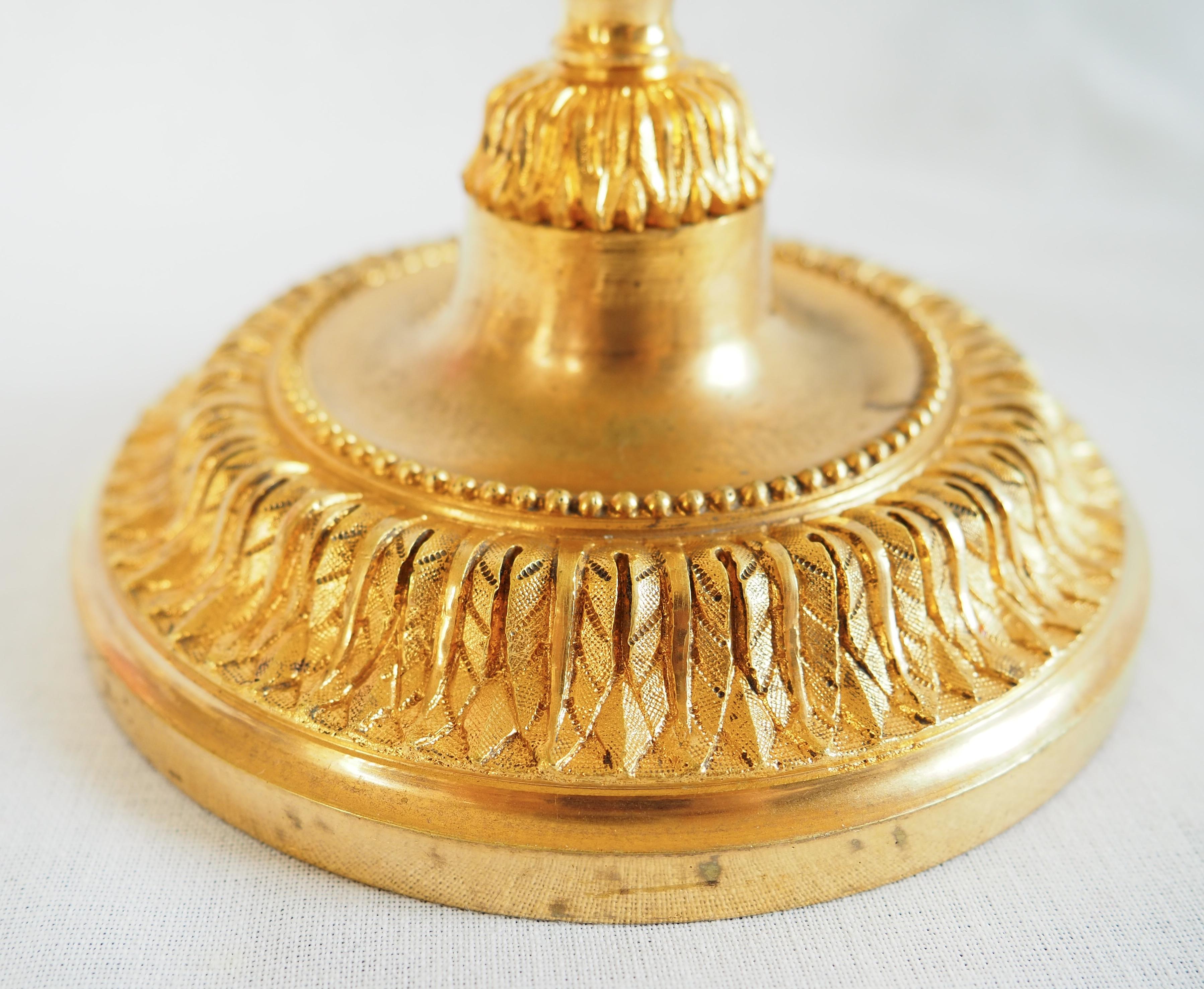 Pareja de candeleros Luis XVI de bronce dorado - ormolu - S. XIX en venta 10