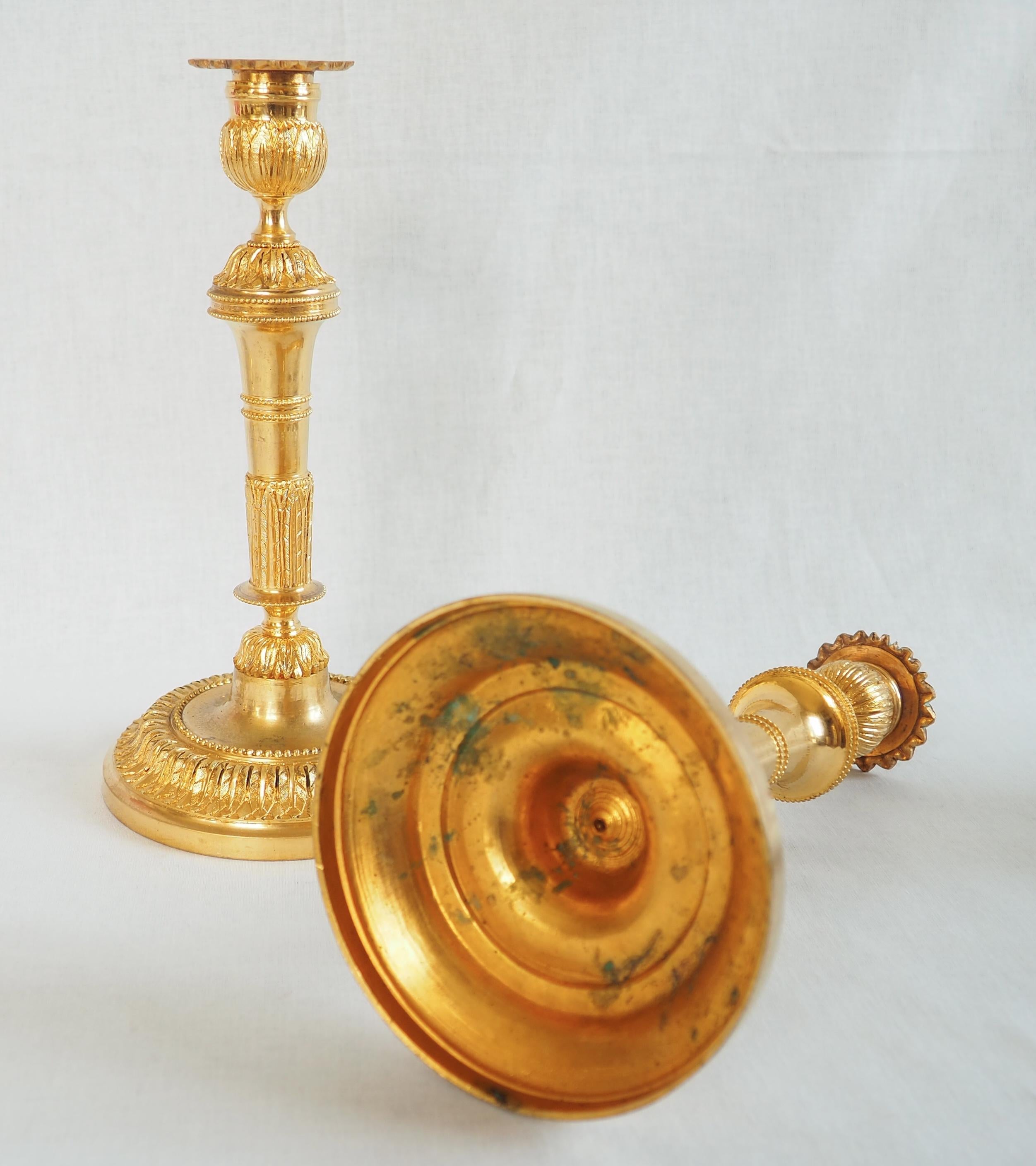 Pareja de candeleros Luis XVI de bronce dorado - ormolu - S. XIX en venta 11