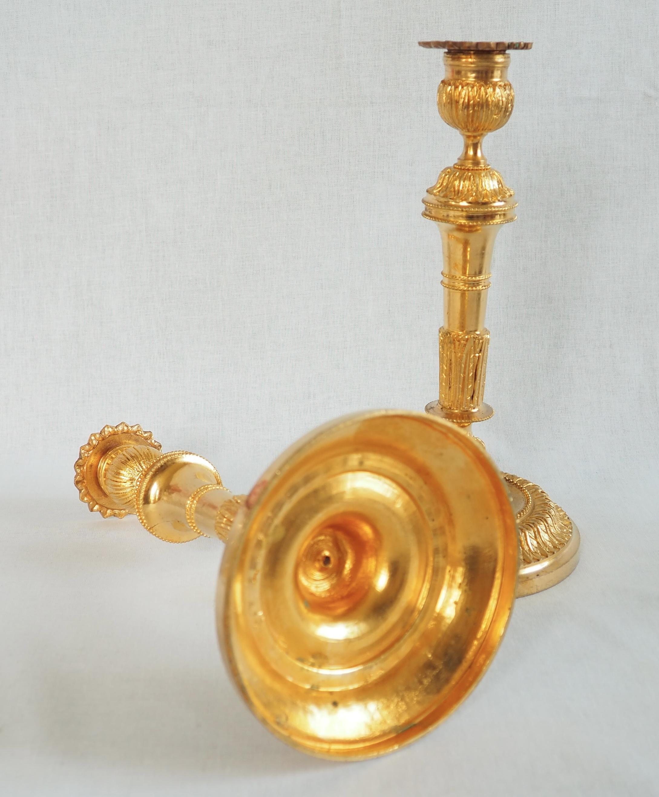Pareja de candeleros Luis XVI de bronce dorado - ormolu - S. XIX en venta 13