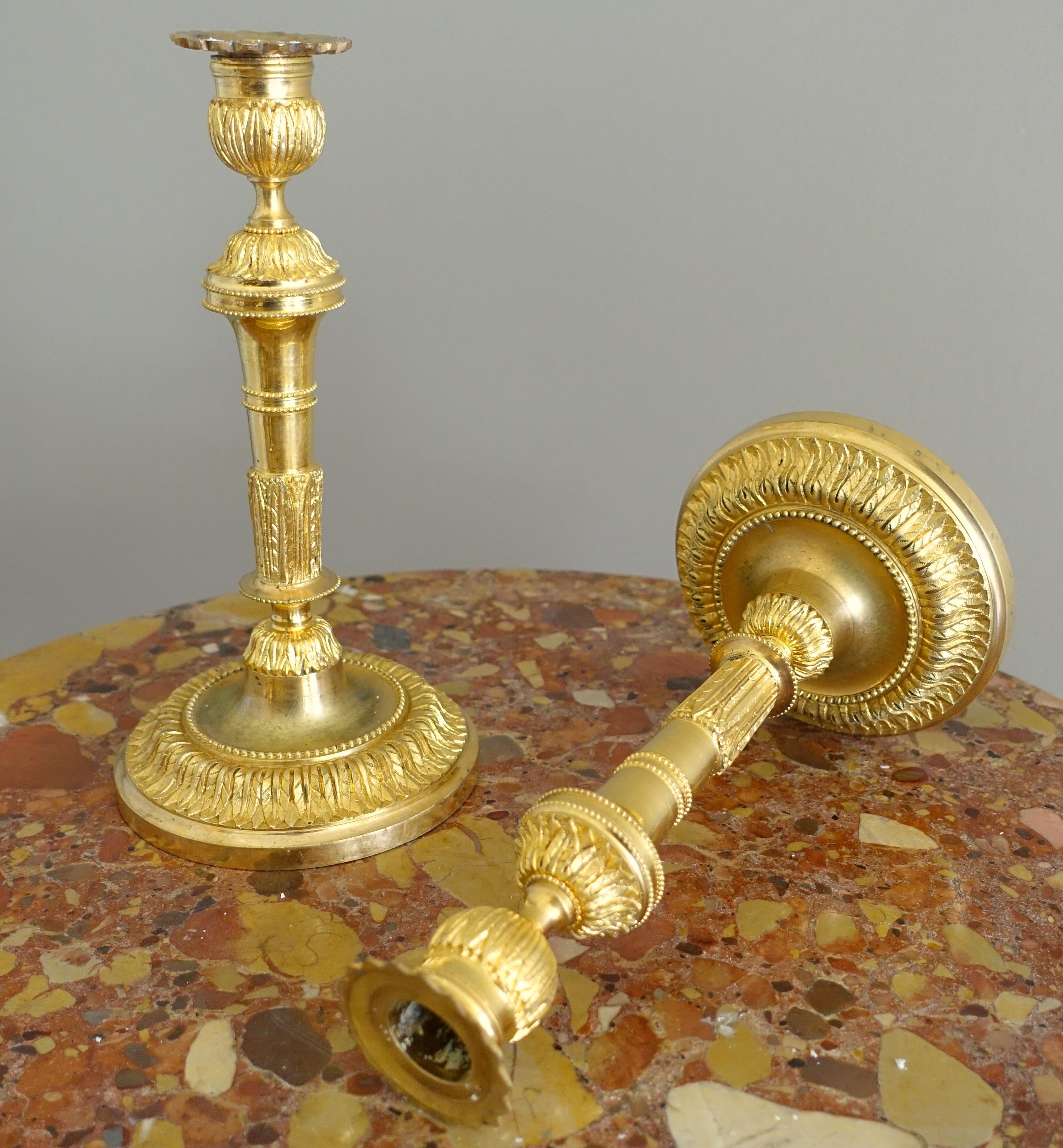 Pareja de candeleros Luis XVI de bronce dorado - ormolu - S. XIX Francés en venta