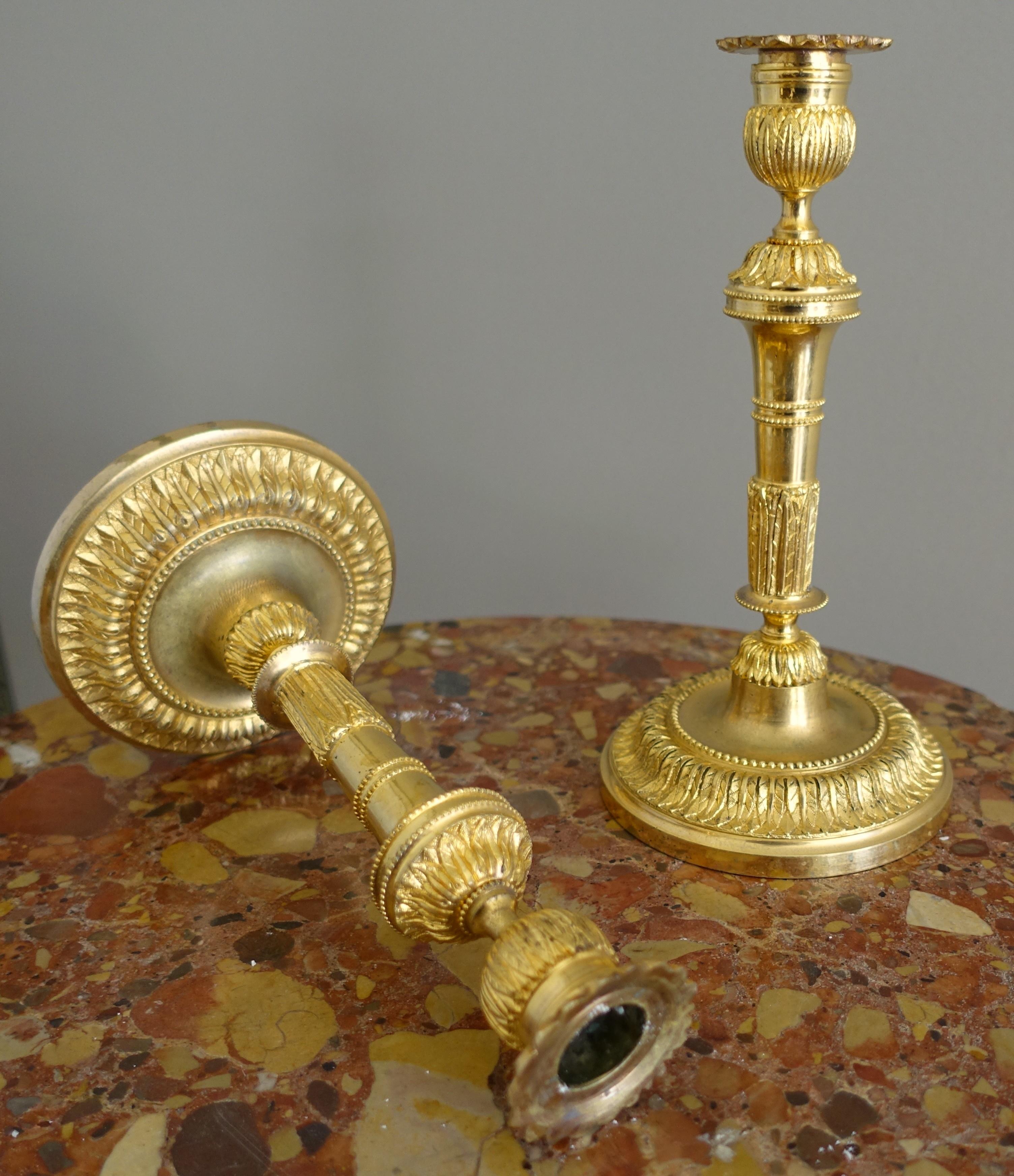 Pareja de candeleros Luis XVI de bronce dorado - ormolu - S. XIX en Bueno estado para la venta en GRENOBLE, FR