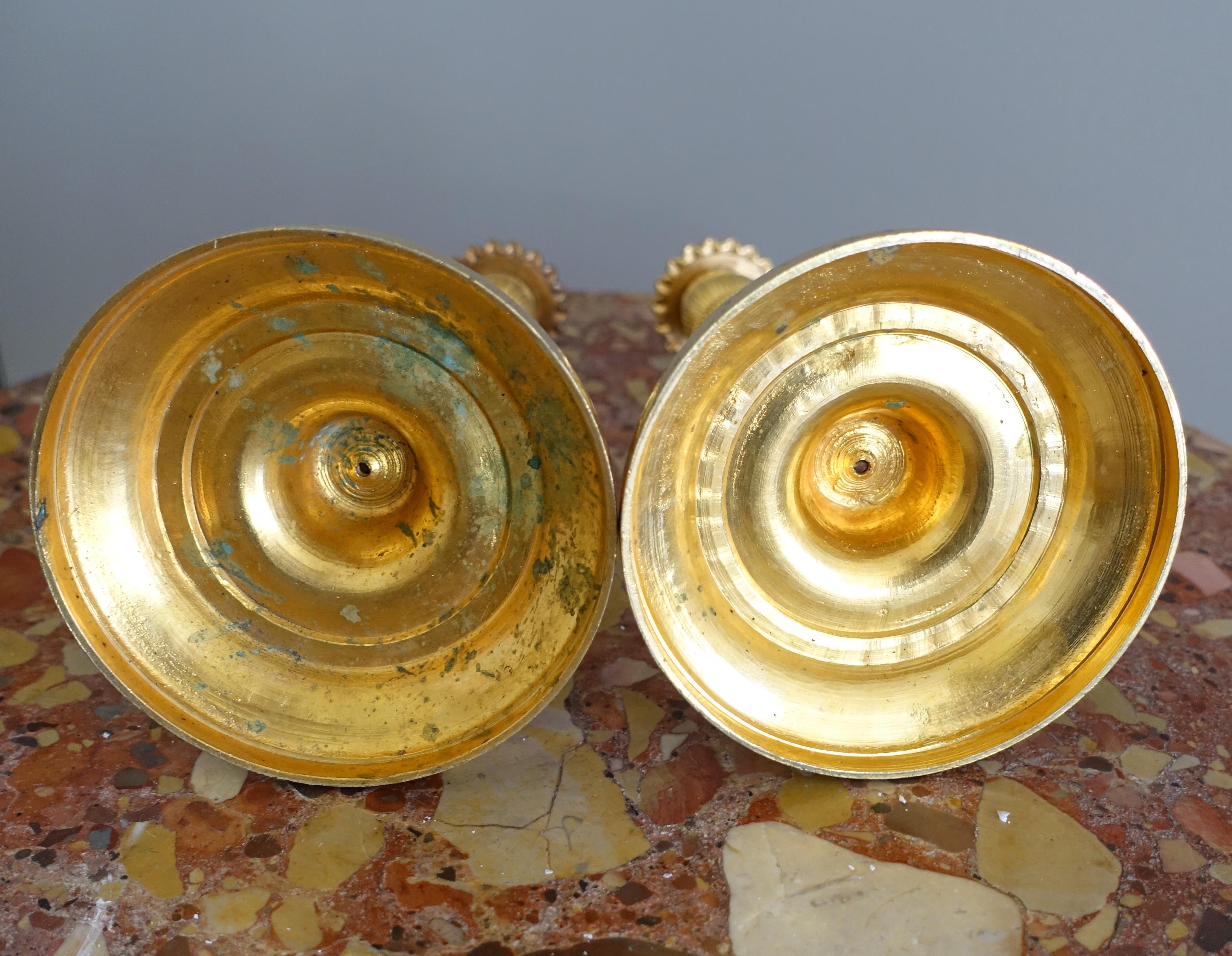 Pareja de candeleros Luis XVI de bronce dorado - ormolu - S. XIX siglo XIX en venta