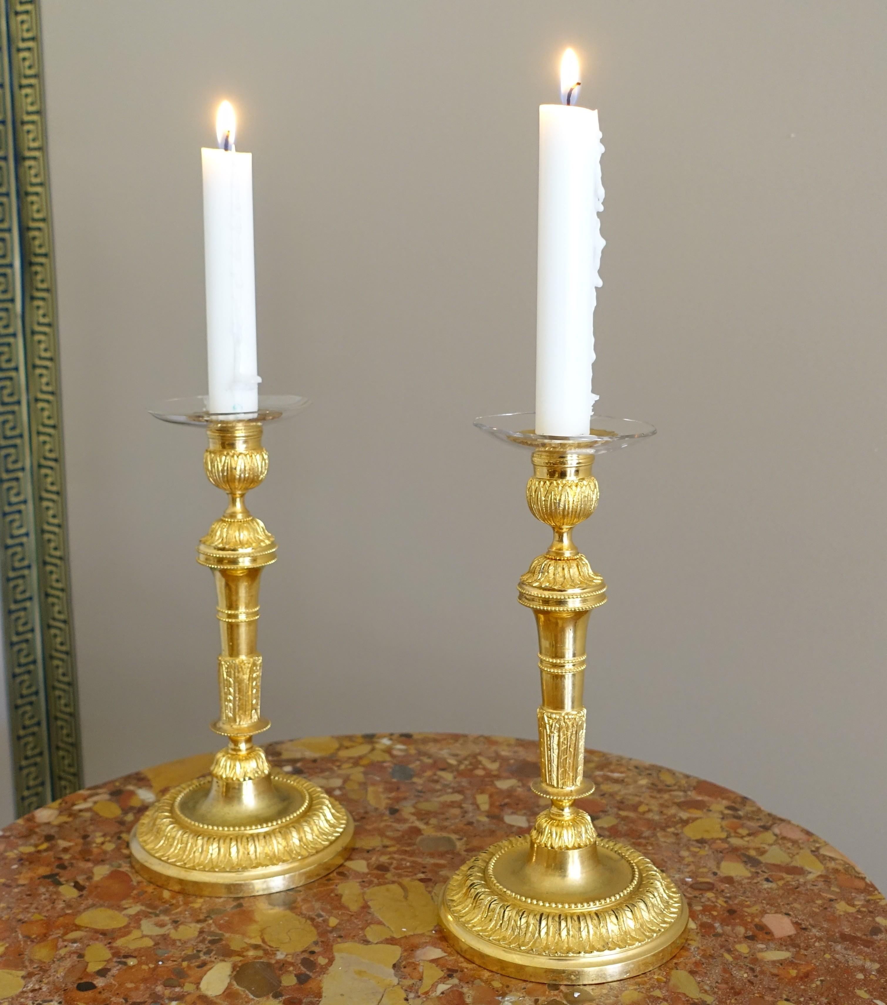 Pareja de candeleros Luis XVI de bronce dorado - ormolu - S. XIX Bronce en venta