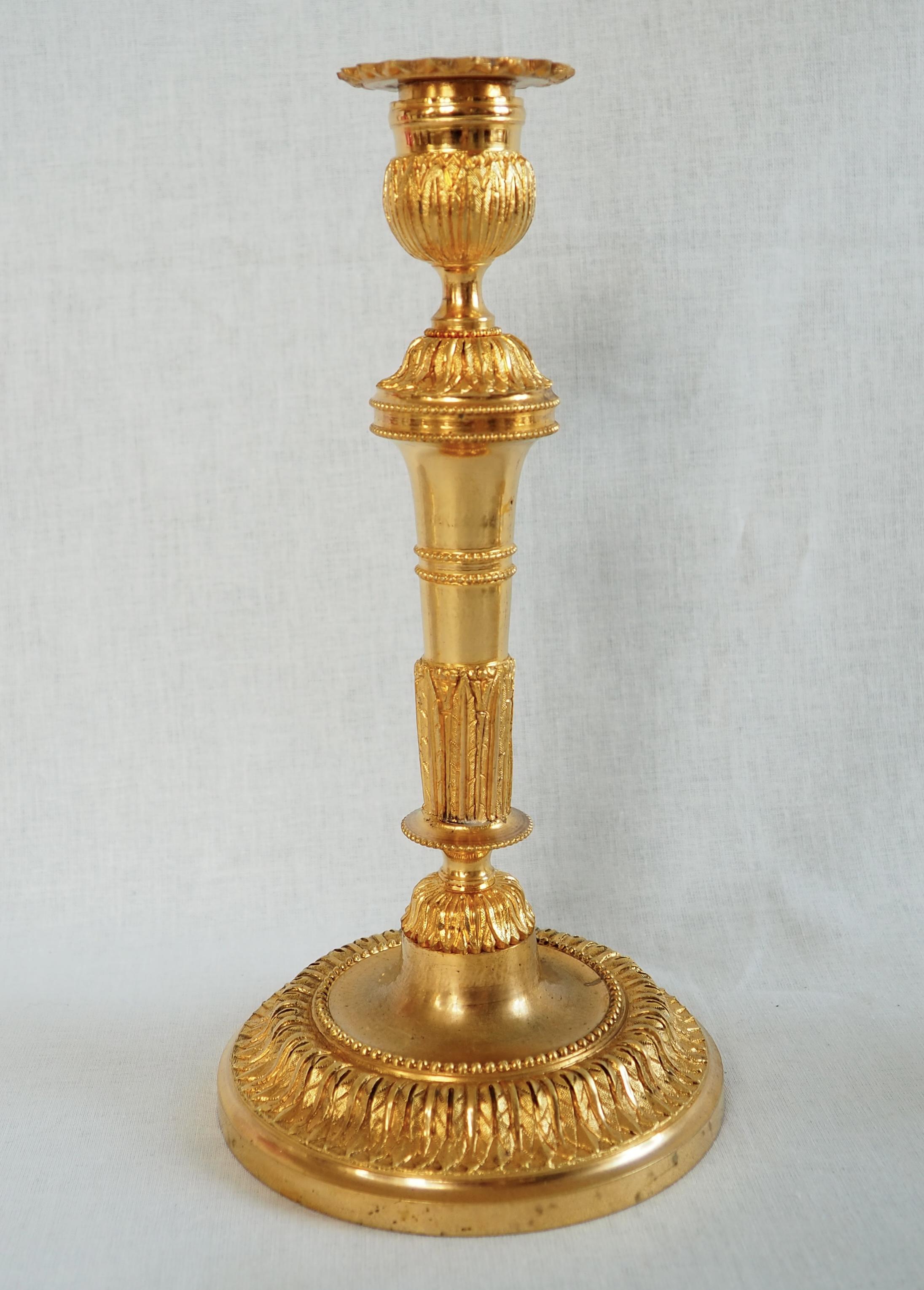 Pareja de candeleros Luis XVI de bronce dorado - ormolu - S. XIX en venta 2