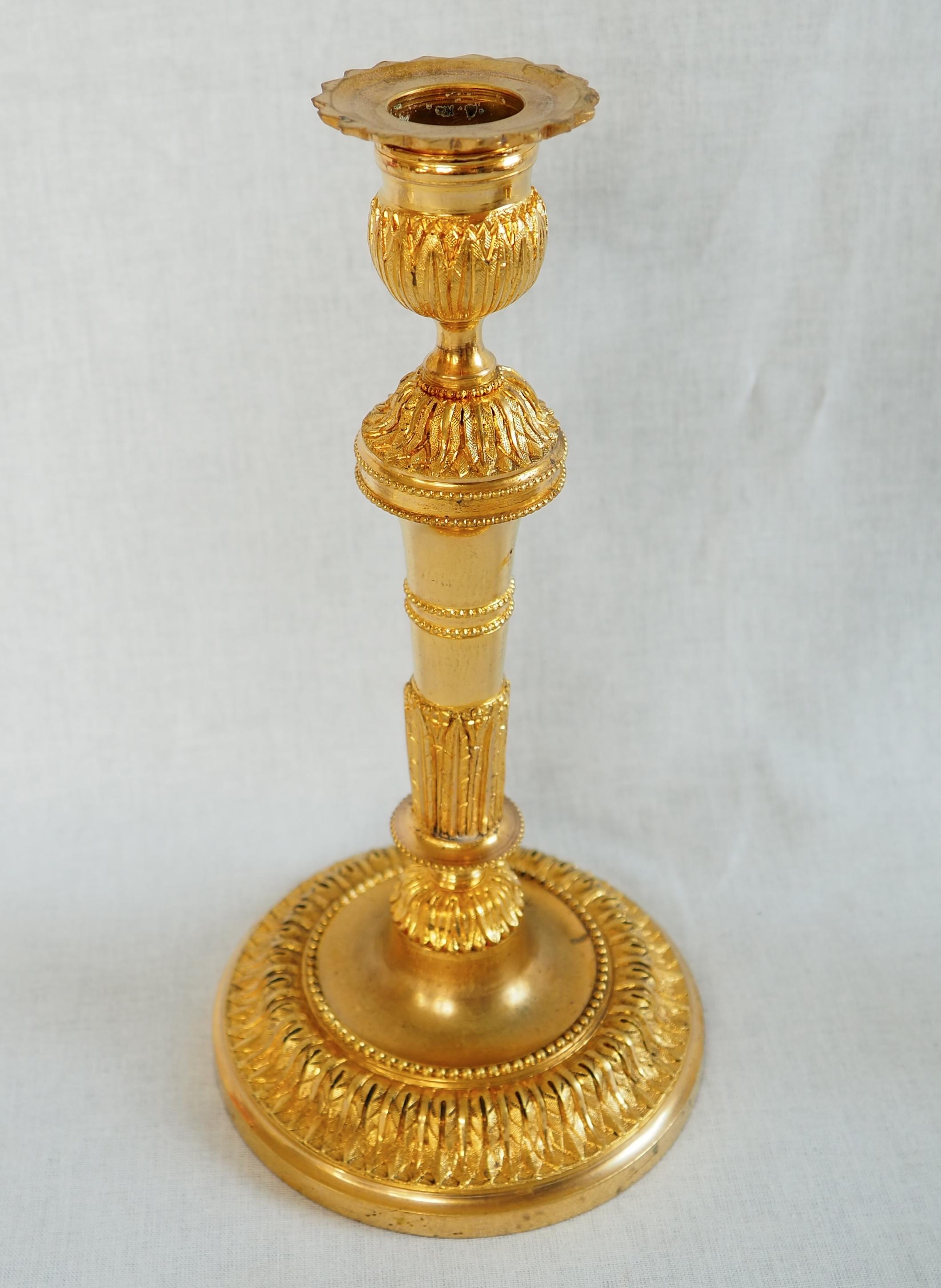 Pareja de candeleros Luis XVI de bronce dorado - ormolu - S. XIX en venta 3