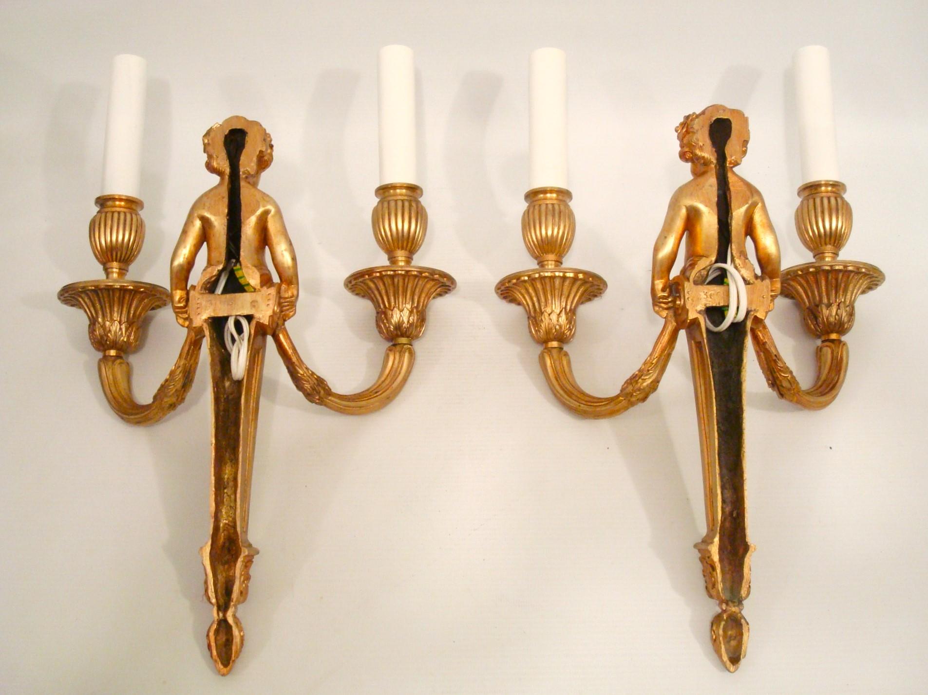 Coppia di appliques da parete Luigi XVI in bronzo dorato, Pierre Gouthière. , circa 1780 in vendita 3