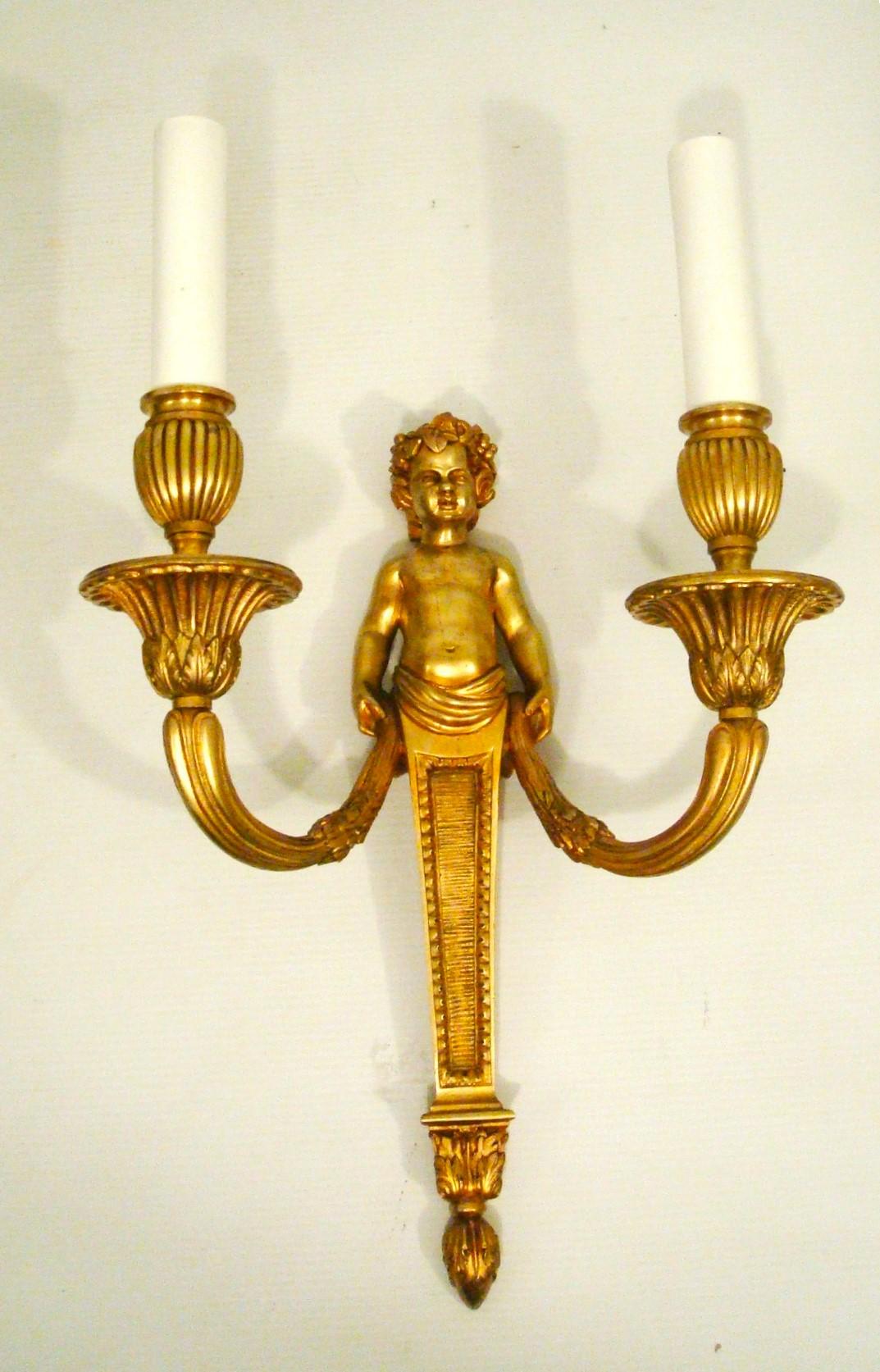Coppia di appliques da parete in bronzo dorato di Jean Louis Louis, attribuite a Pierre Gouthière su disegno di Jean-Louis Prieur, 1780 circa.

Coppia di appliques a due luci in bronzo dorato, in stile Luigi XVI, delicatamente cesellate, a forma di