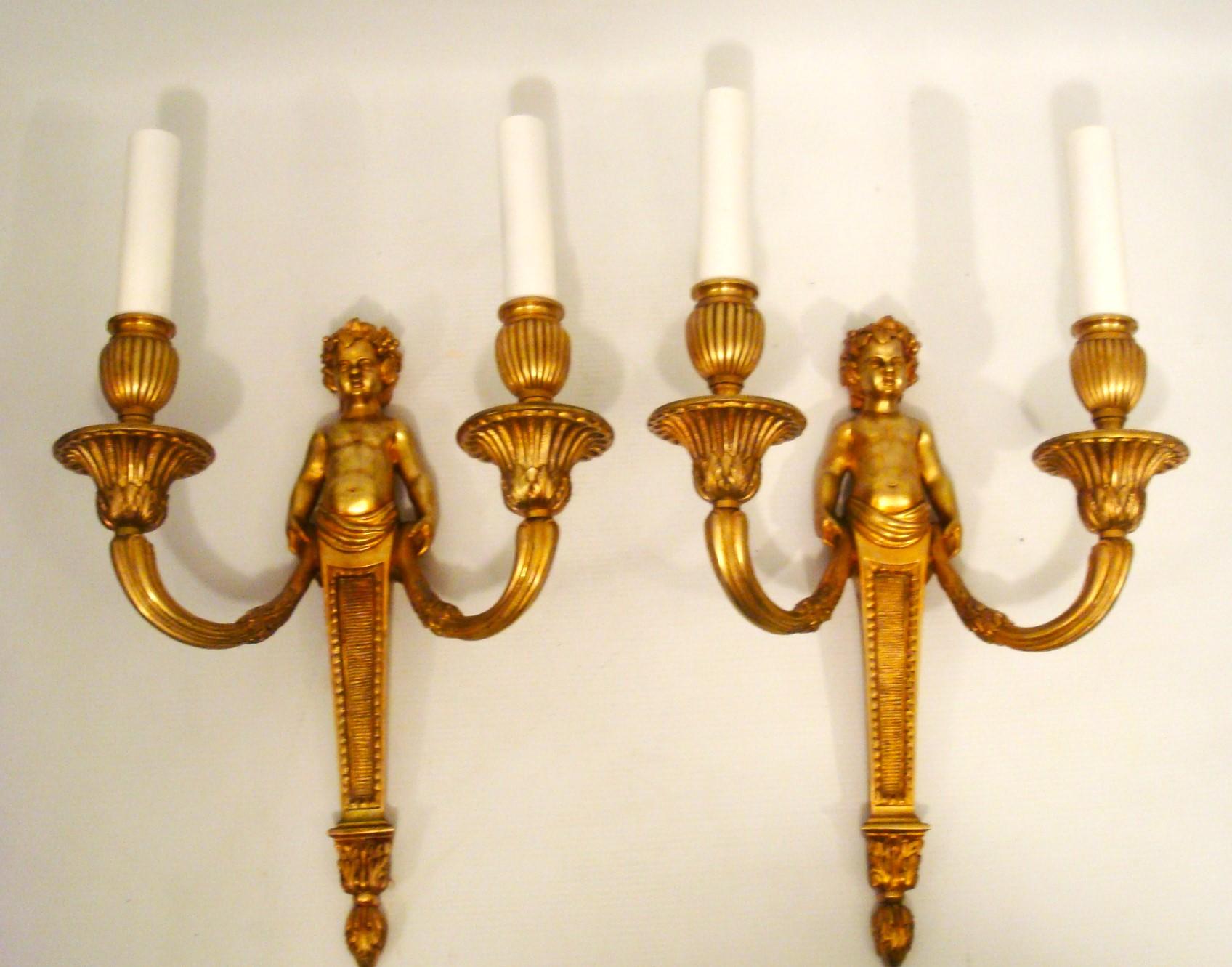 Francese Coppia di appliques da parete Luigi XVI in bronzo dorato, Pierre Gouthière. , circa 1780 in vendita