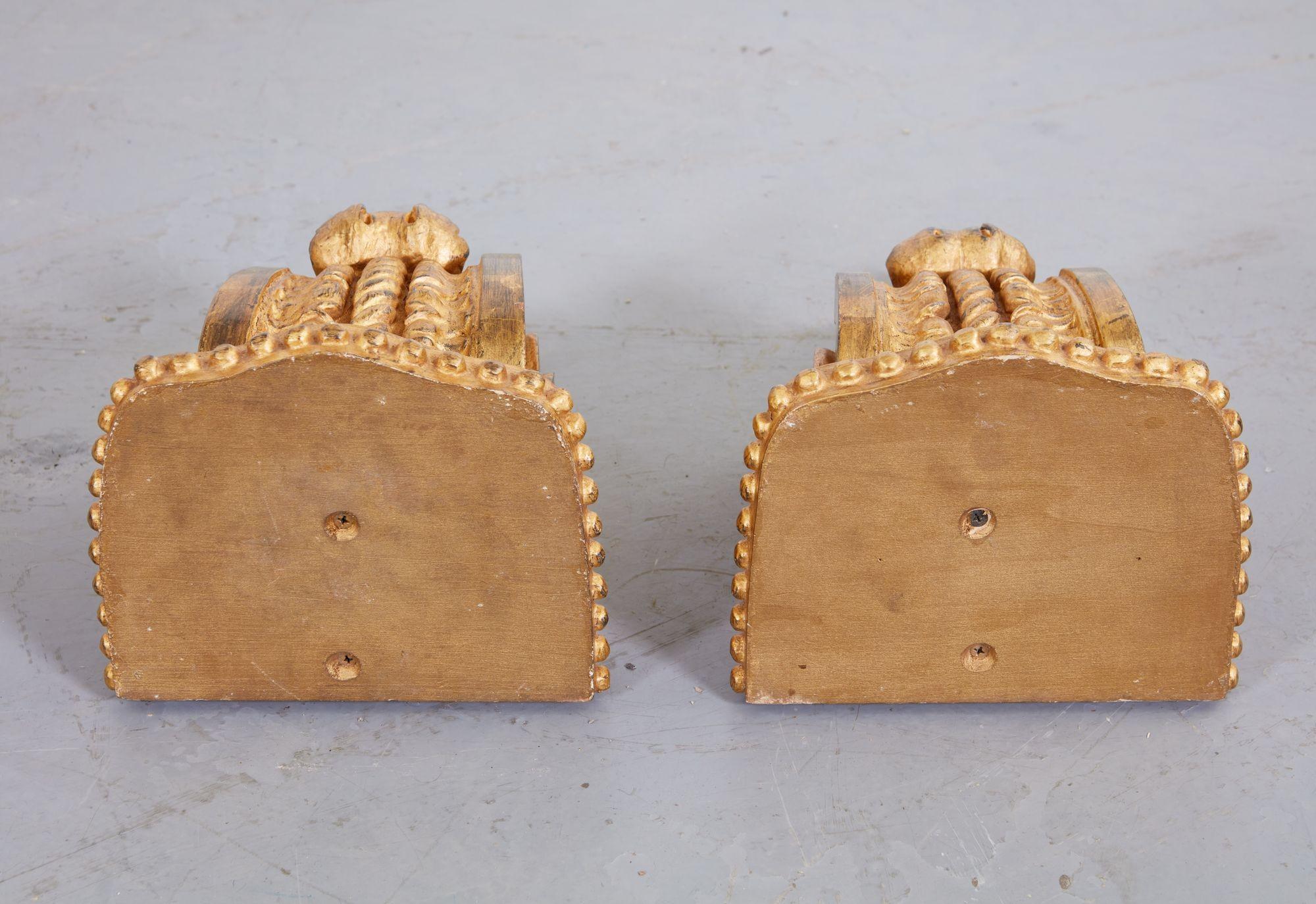 Coppia di mensole in legno dorato Luigi XVI in vendita 3