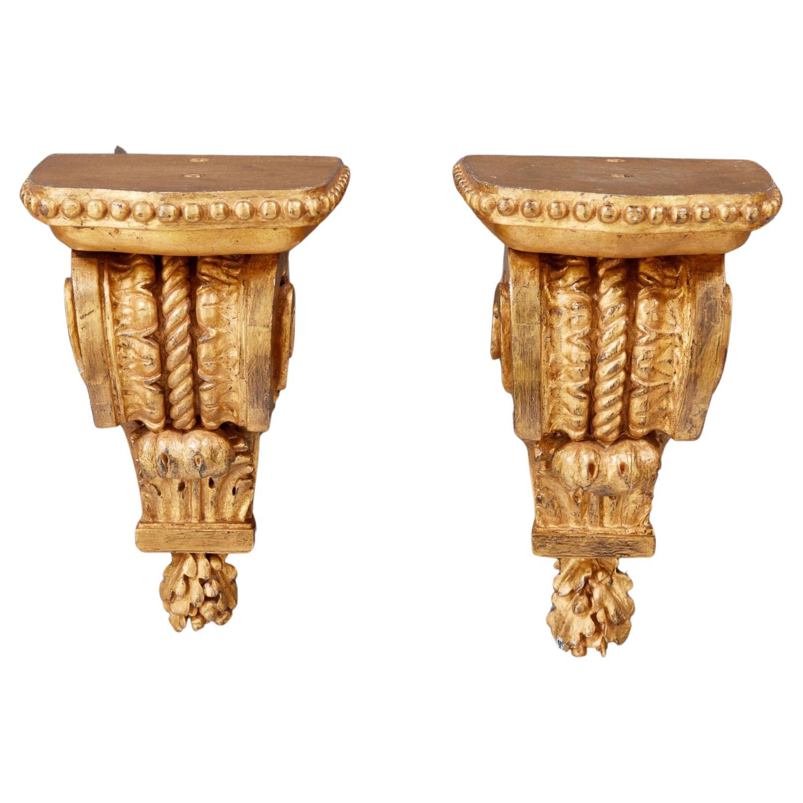Paire de consoles en bois doré de style Louis XVI
