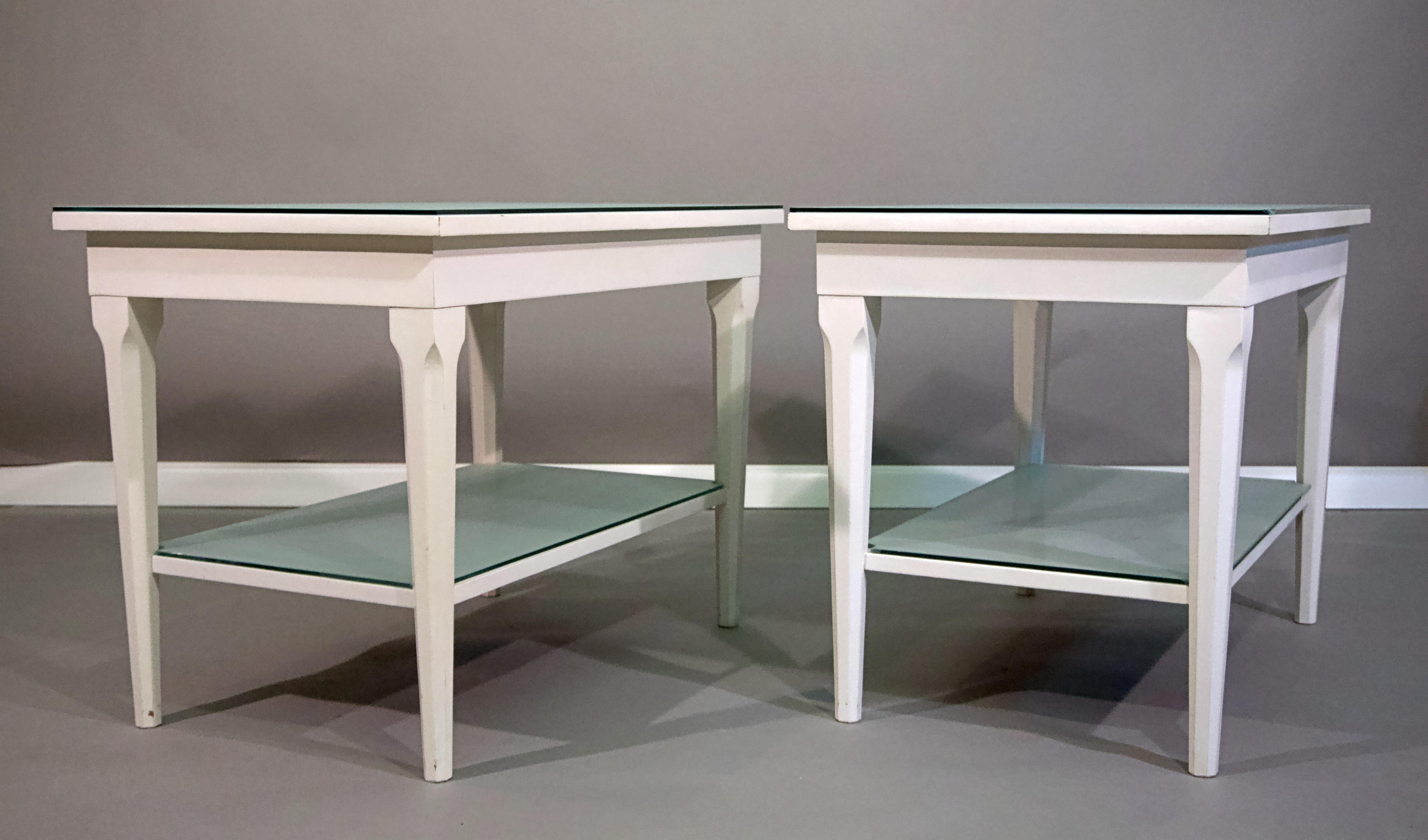 Paire de tables d'appoint de style Louis XVI Jensen peintes en blanc, le spray mat a été utilisé pour les photos.