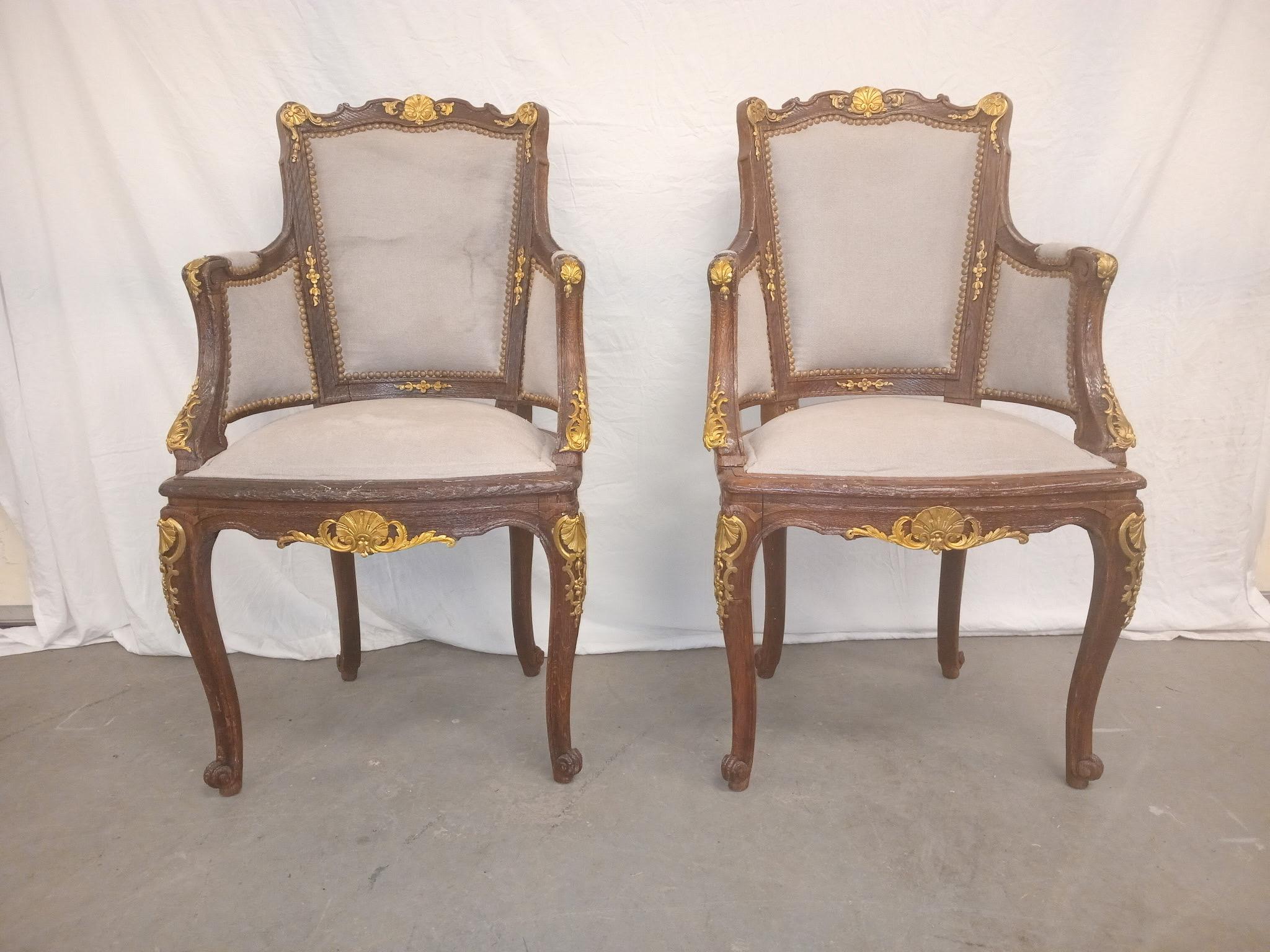 Coppia di sedie da salotto francesi Luigi XVI con ormeggio in bronzo.

In offerta c'è una coppia vintage di sedie da salotto francesi Luigi XVI abbinate con ormeggio in bronzo. Le sedie hanno un aspetto fantastico, con linee, design e aspetto