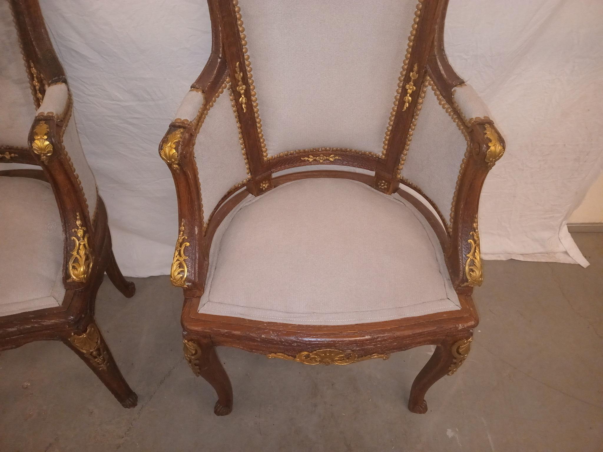 Stile provenzale Coppia di sedie da salotto francesi Luigi XVI con ormeggio in bronzo. in vendita