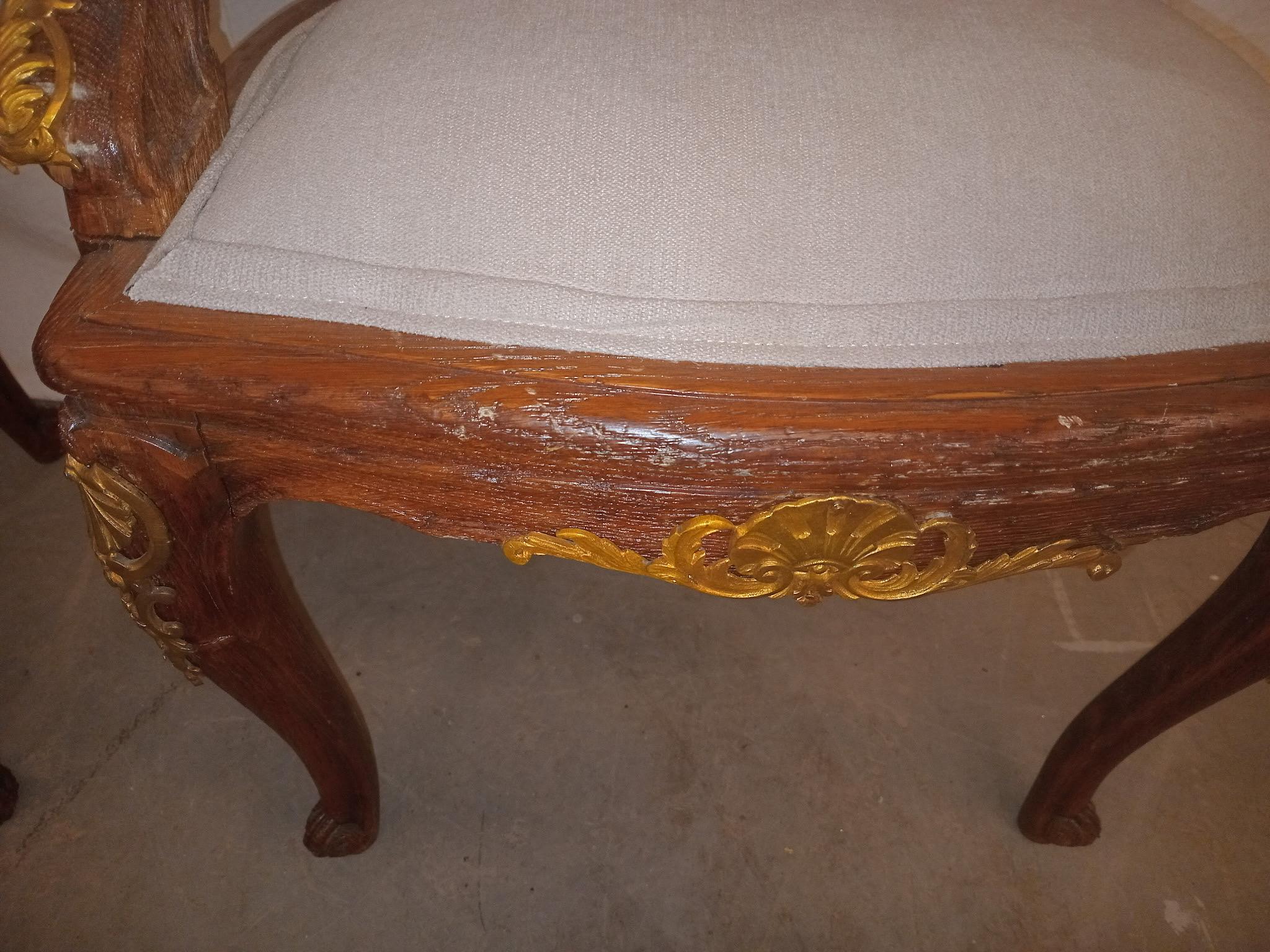 Sconosciuto Coppia di sedie da salotto francesi Luigi XVI con ormeggio in bronzo. in vendita