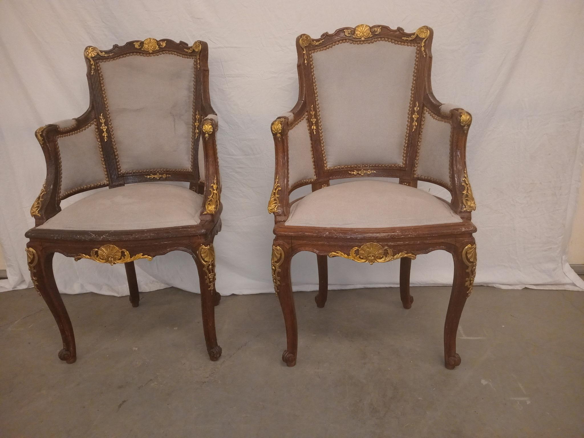Coppia di sedie da salotto francesi Luigi XVI con ormeggio in bronzo. In condizioni buone in vendita a Wilmington, DE